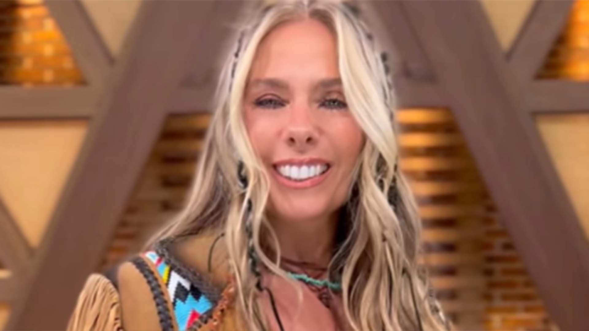 Adriane Galisteu aparece com presente que ganhou de Ayrton Senna