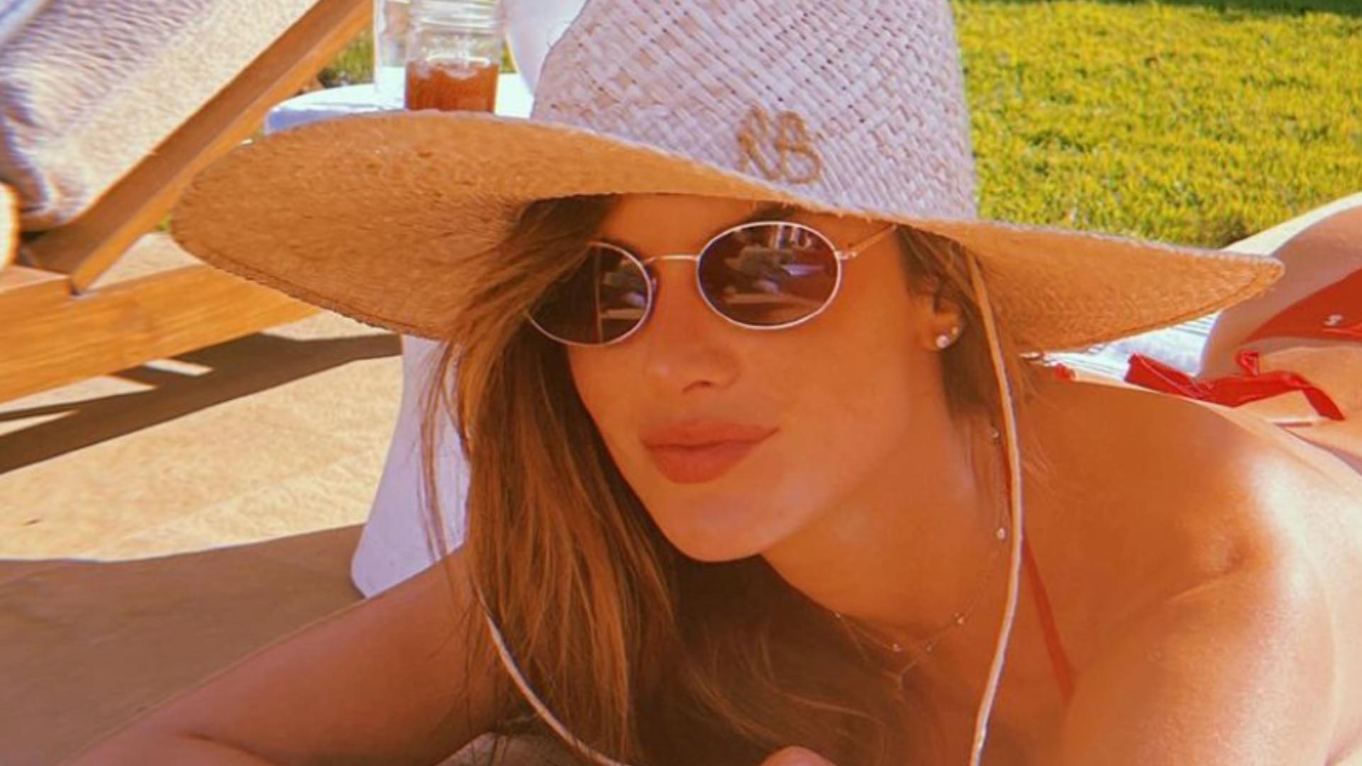 Alessandra Ambrosio empina o bumbum e exibe corpão definido ao posar de biquíni