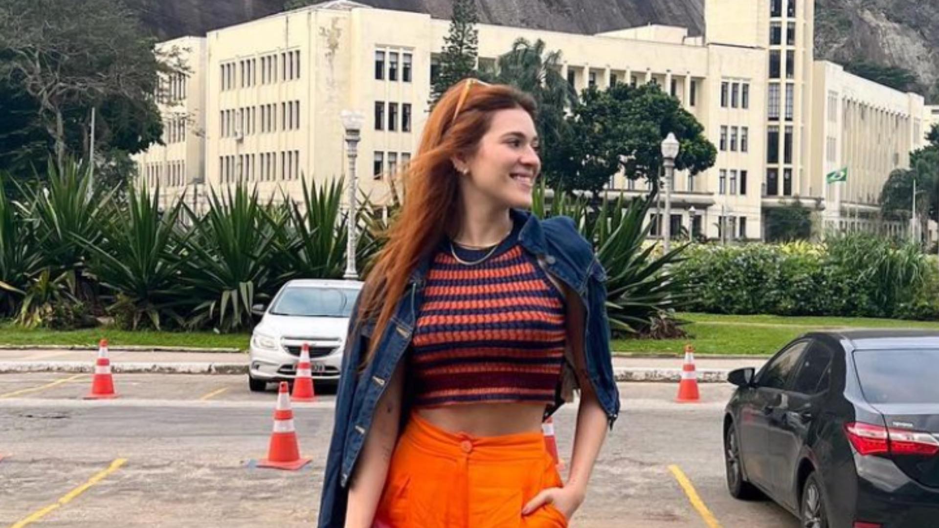 Ana Clara Lima aposta em look fashionista confortável para curtir ponto turístico do Rio de Janeiro