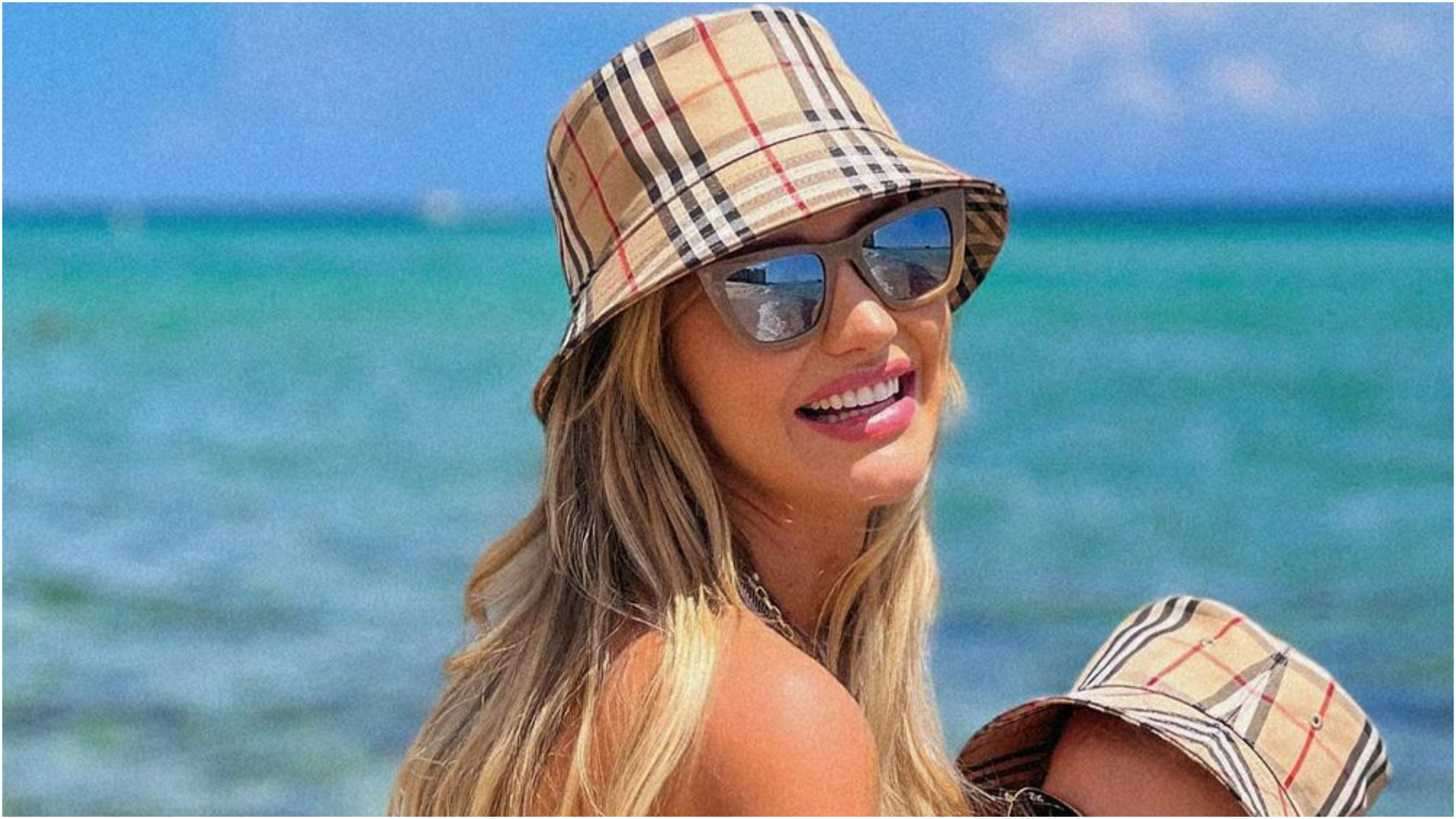 Ana Paula Siebert combina biquíni com sua filha durante dia na praia: ”Nosso feriado”