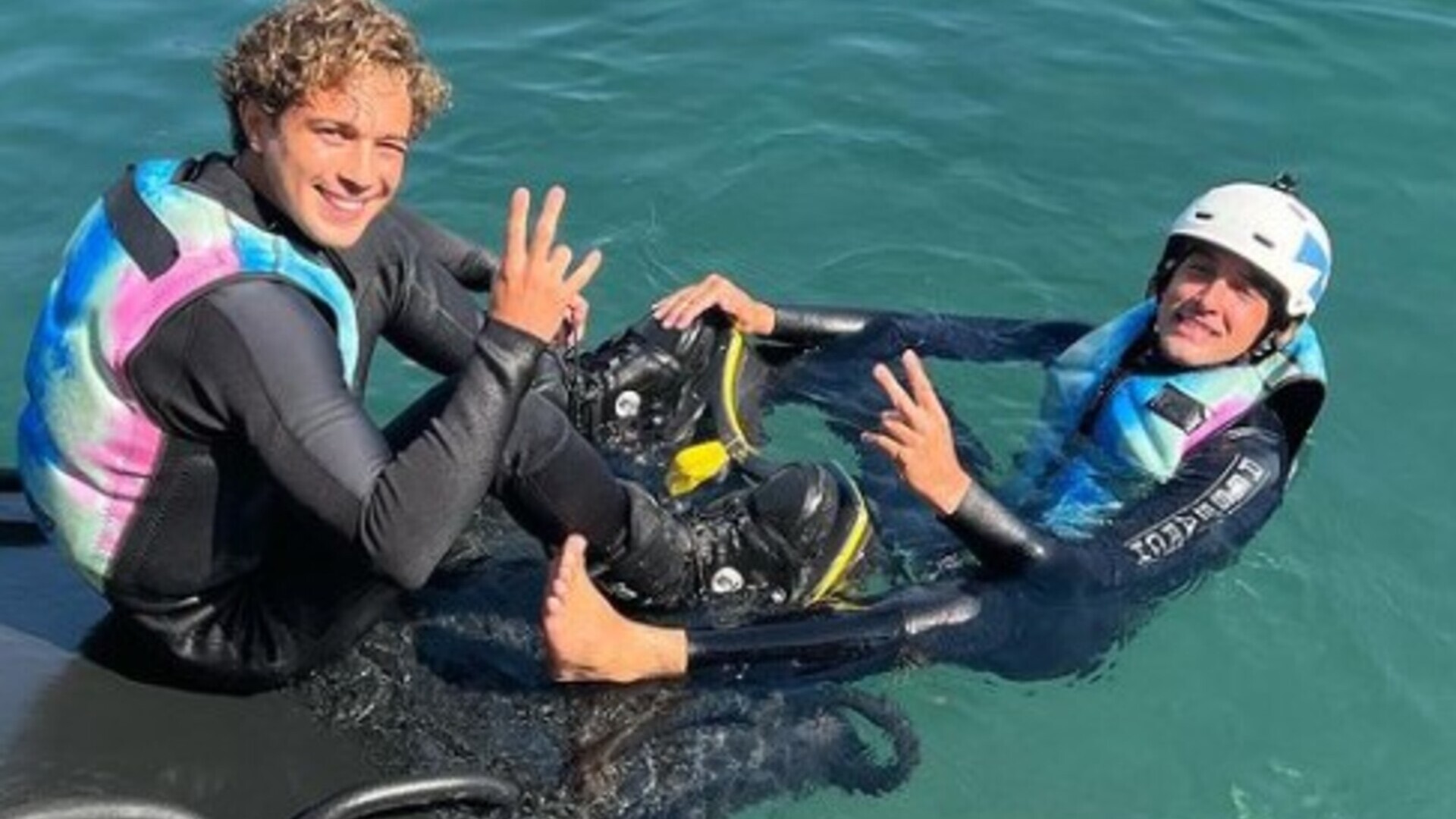 André Luiz Frambach publica fotos bem-humoradas ao lado de seu dublê de “Cara e Coragem”