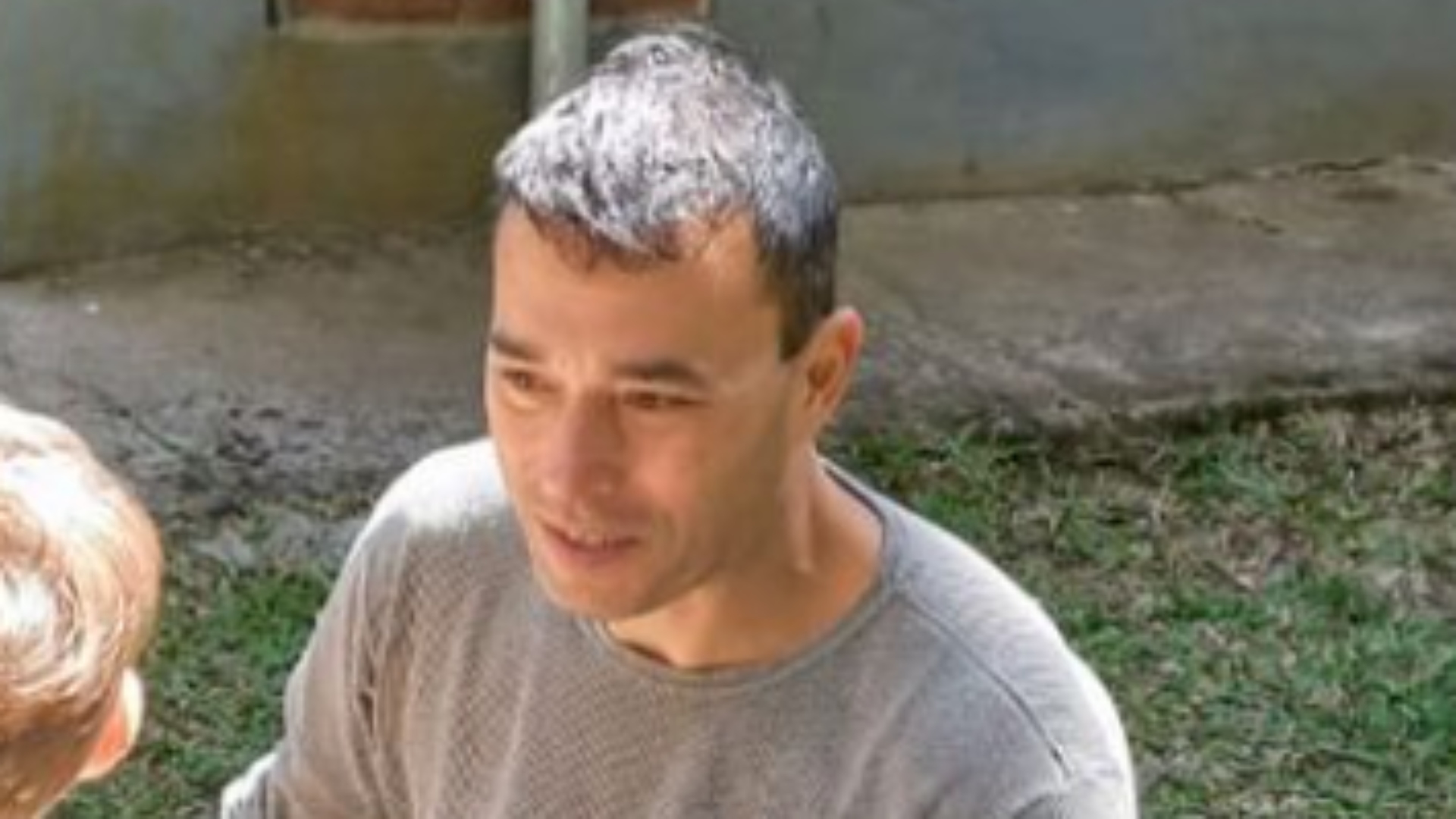 André Rizek encanta internet com momento de diversão com filhos e cachorros
