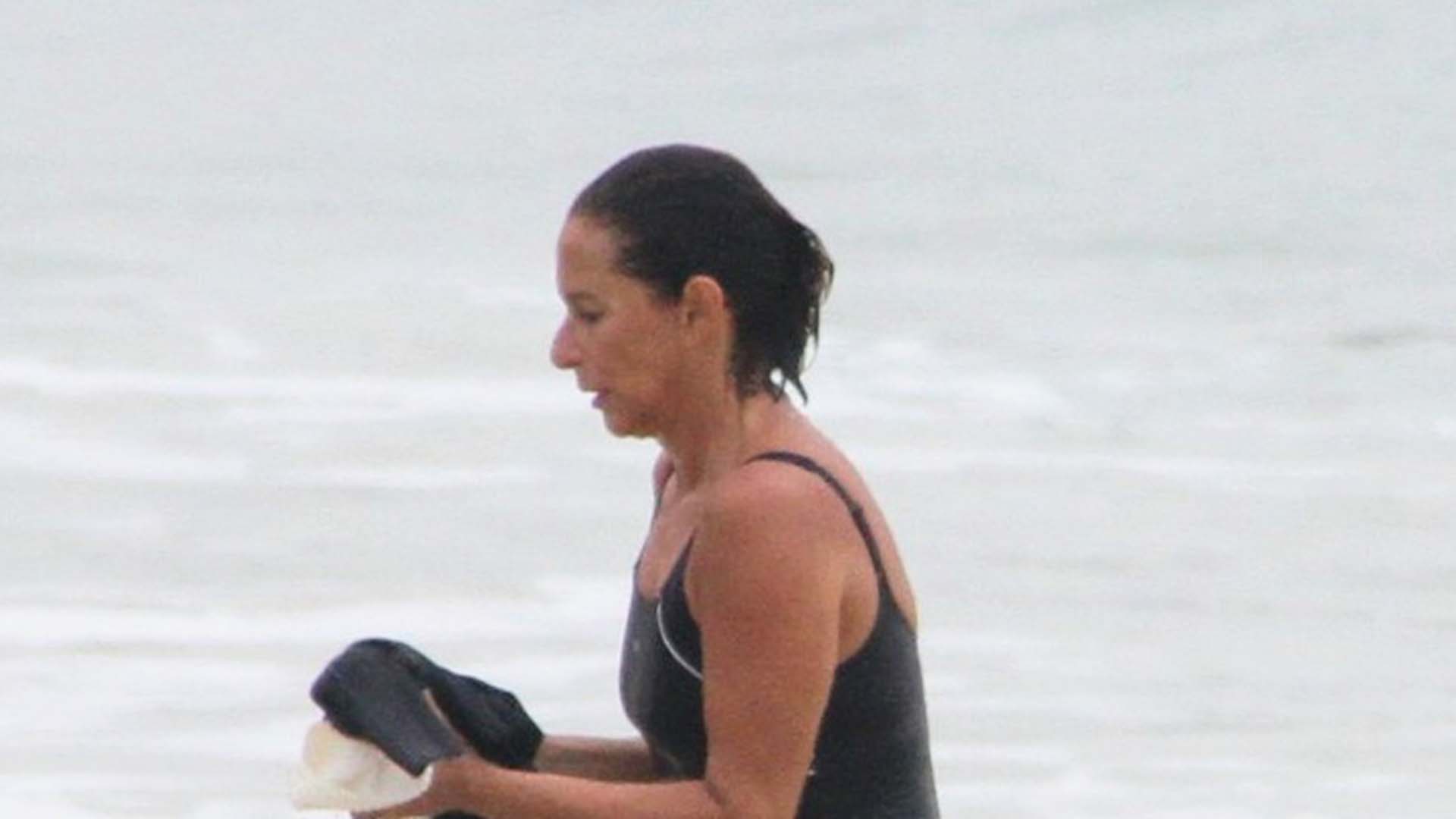 De maiô, Andréa Beltrão começa o dia com exercícios na praia