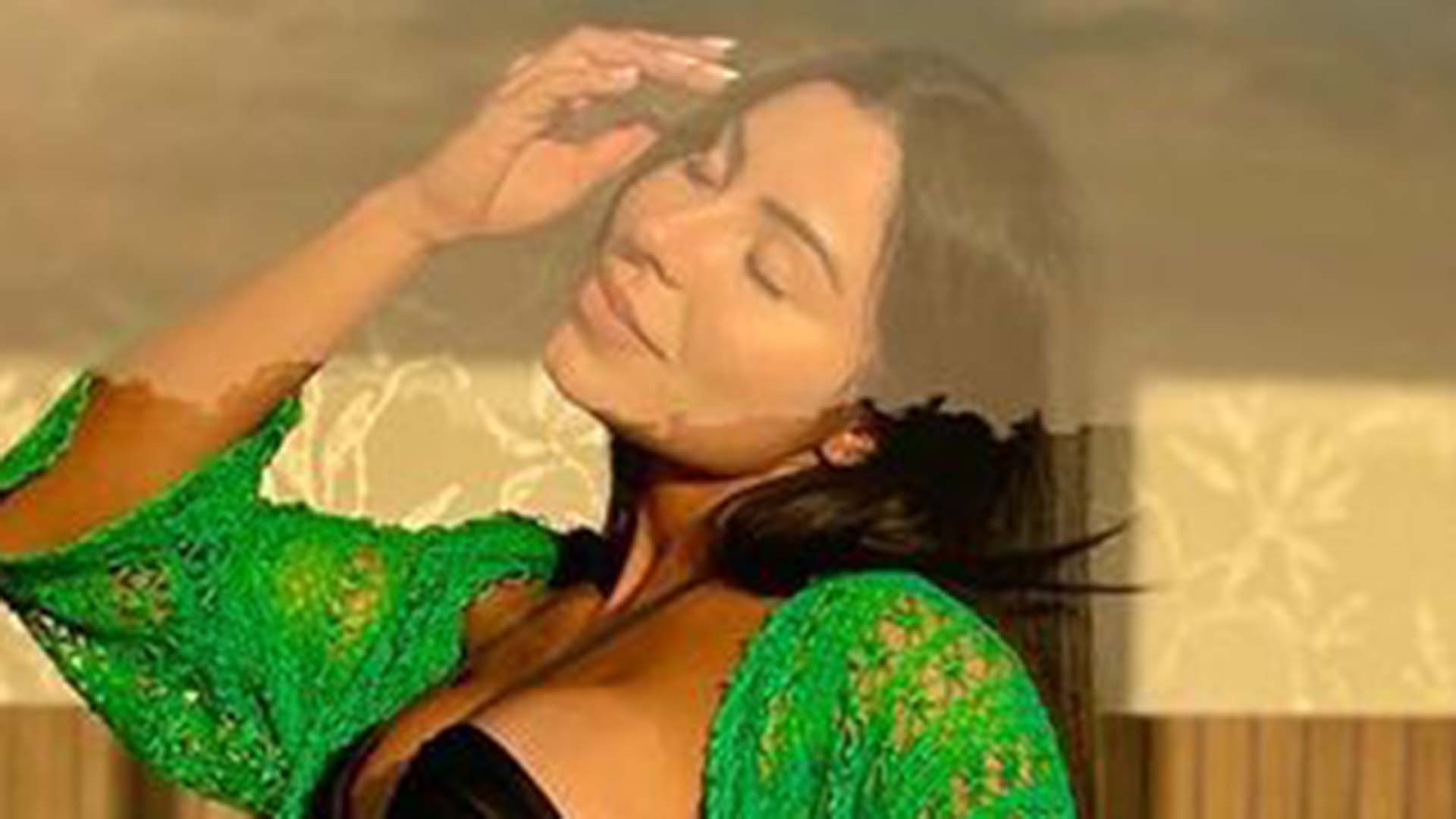 Esposa de Thammy Miranda exibe a barriga trincada em fotos de biquíni