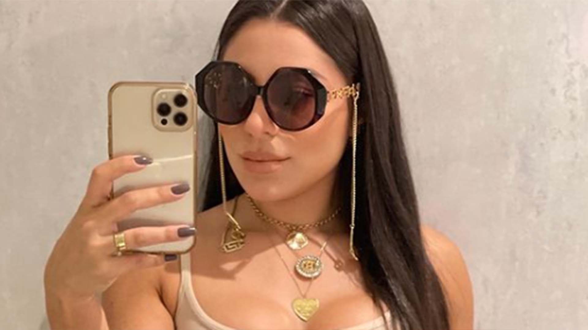 Andressa Ferreira exibe o decote no limite em novas fotos na web