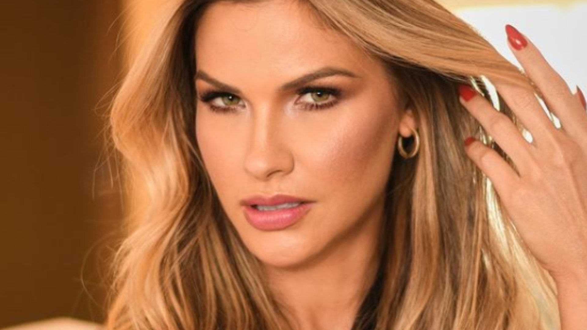 Loiríssima, Andressa Suita arranca elogios dos fãs com novas fotos