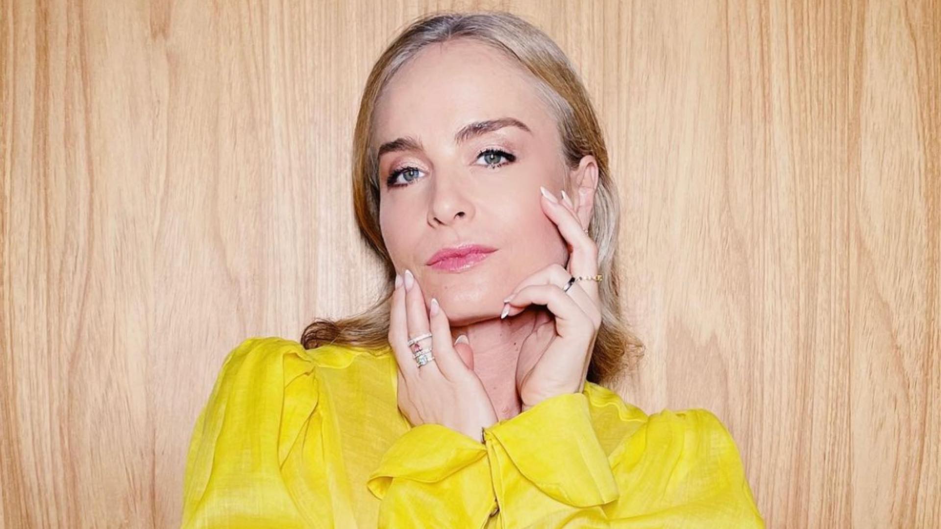 Angélica esbanja beleza e elegância ao posar com look amarelo: “Linda demais”