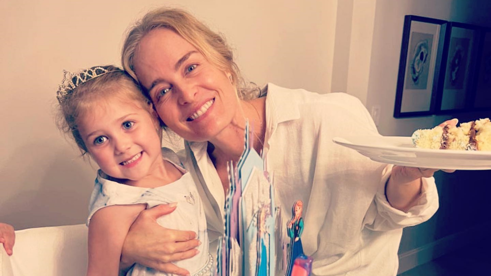 Angélica se derrete ao comemorar aniversário da afilhada: “Dinda ama muito”