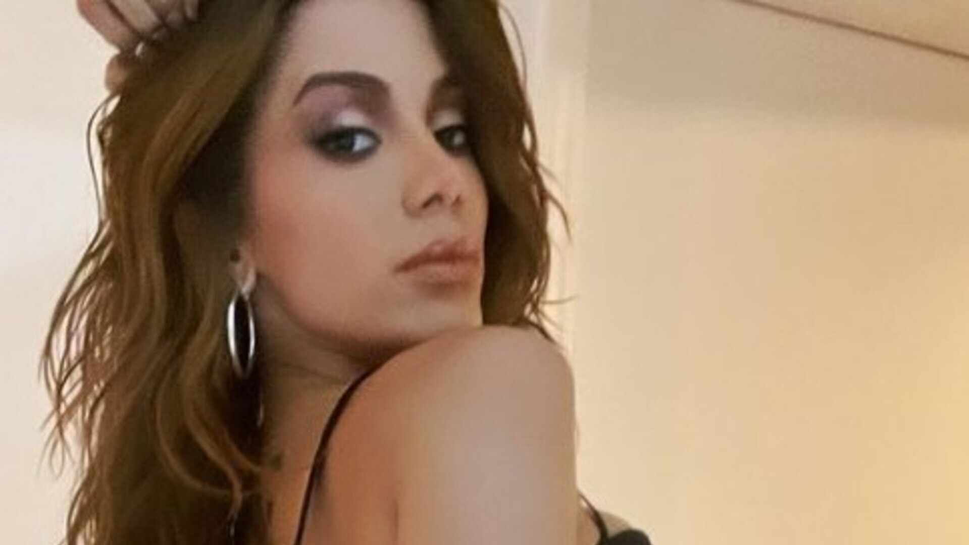 Anitta deixa fãs curiosos ao fazer publicação enigmática