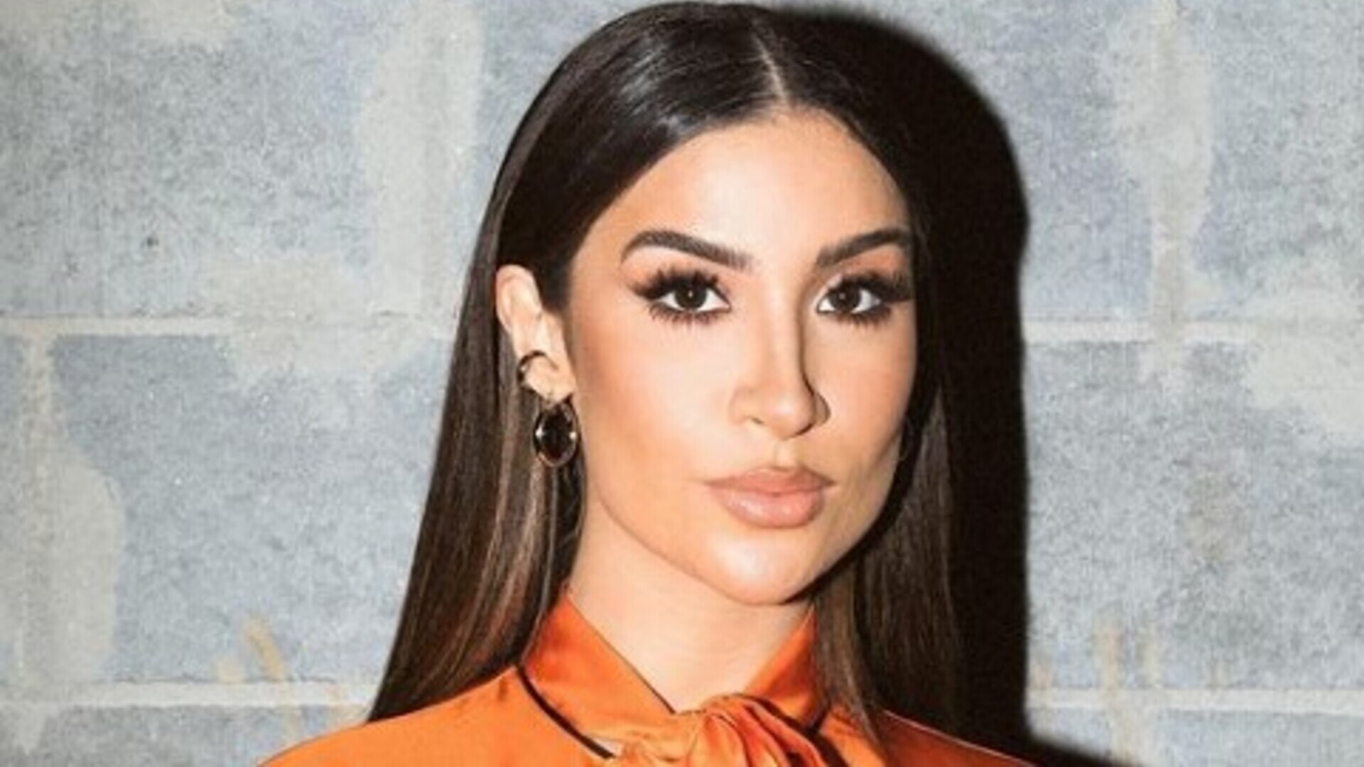 Bianca Andrade esbanja estilo e beleza ao posar em look laranja