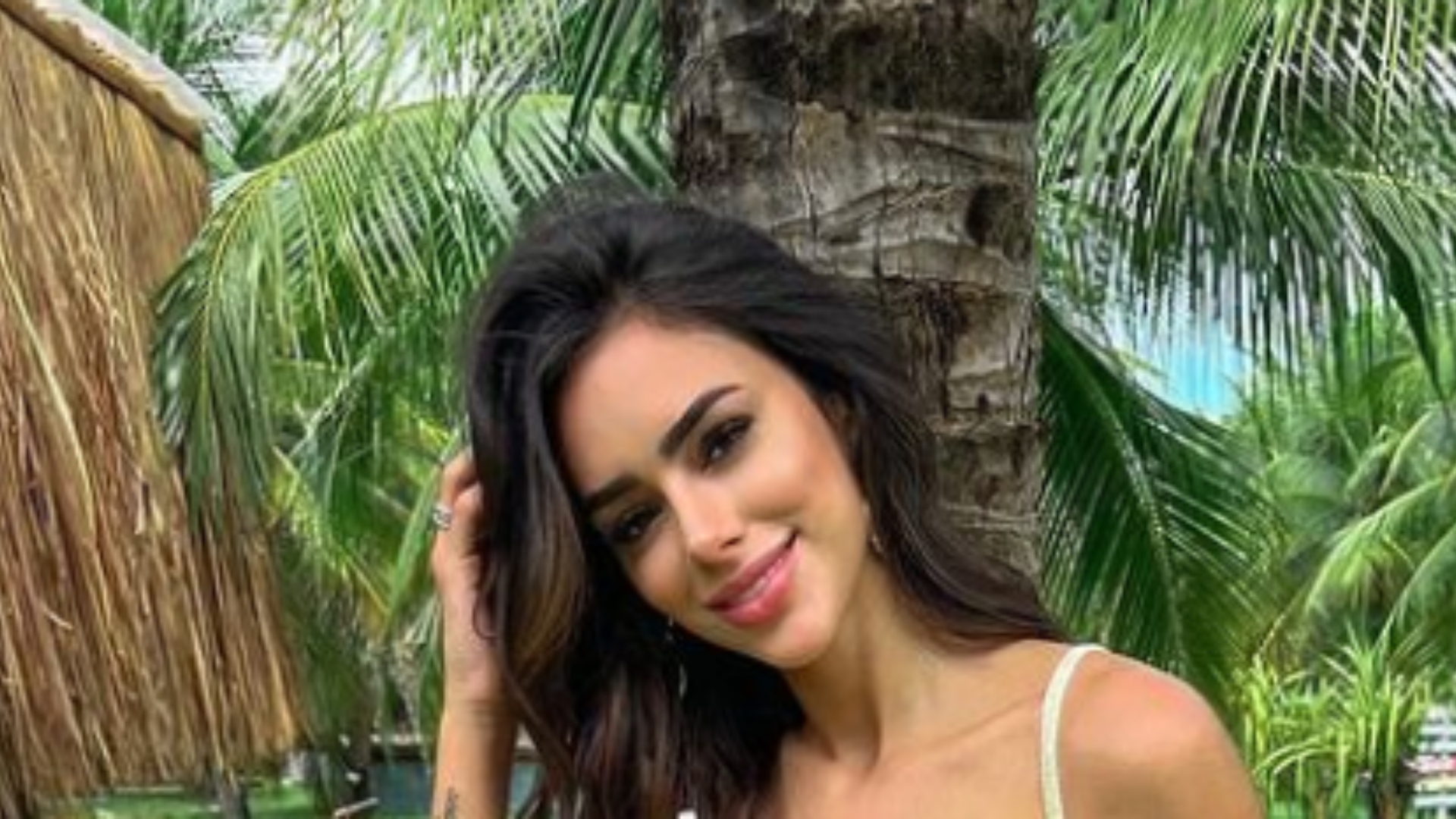 Bruna Biancardi arranca elogios em nova foto de biquíni tomando água de coco