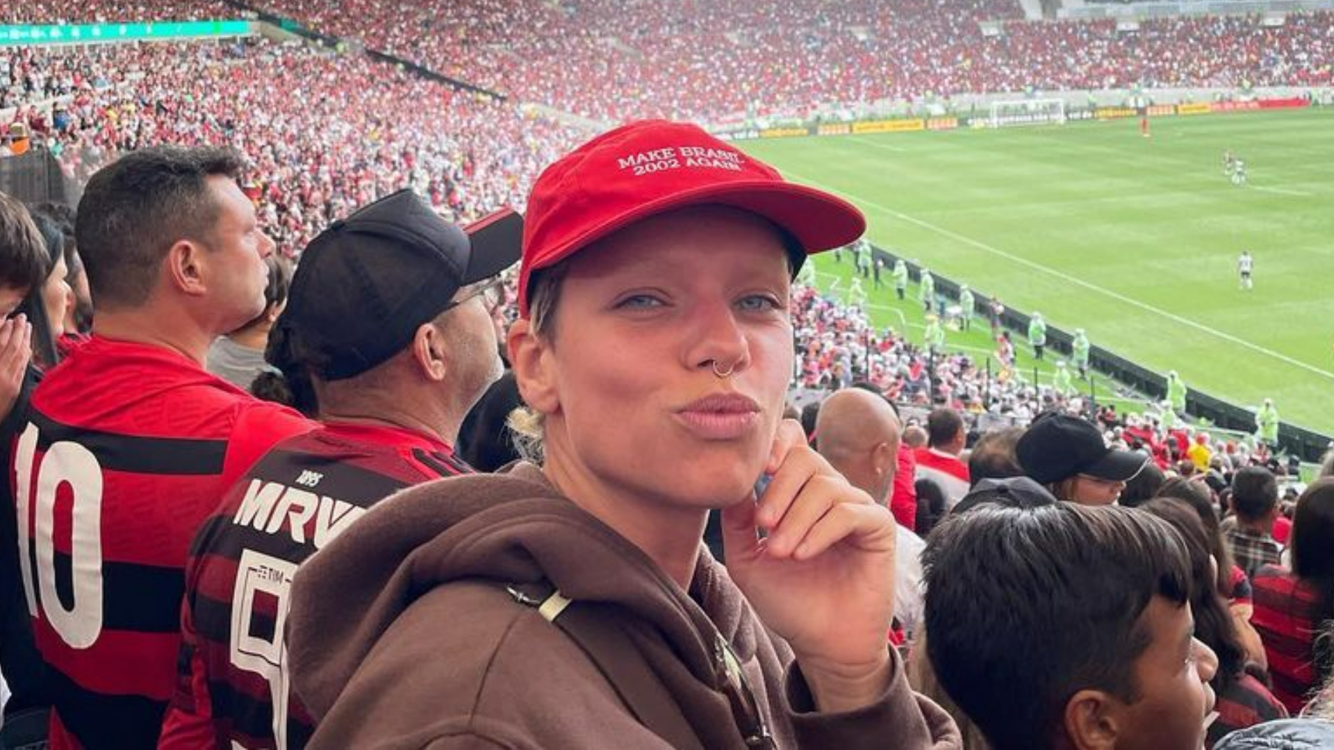 Bruna Linzmeyer leva o pai ao Maracanã para assistir o jogo do Flamengo