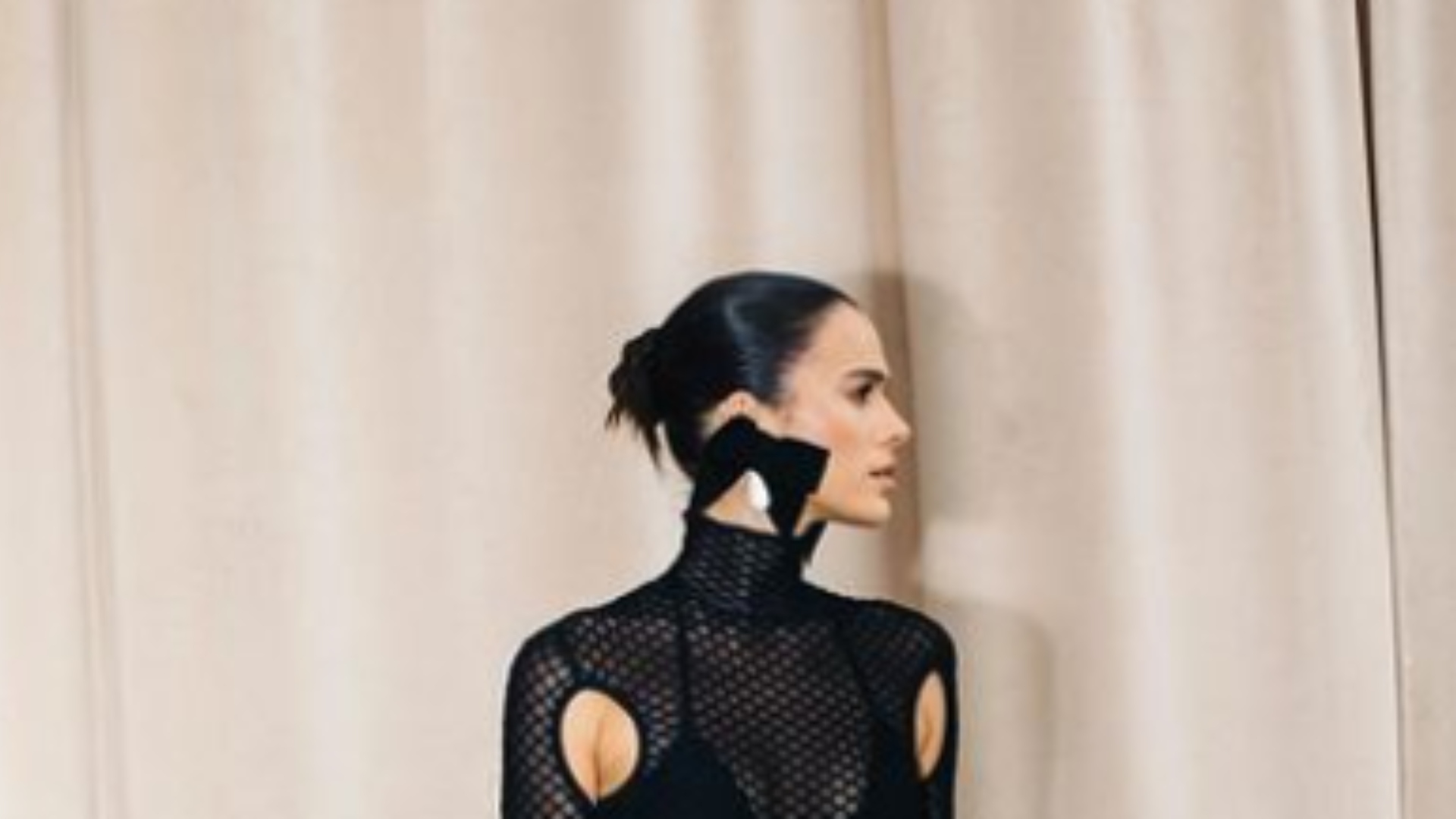 Bruna Marquezine aparece com vestido de marca de luxo por qual desfilou em Londres e impressiona: ‘Pelo amor de Deus’
