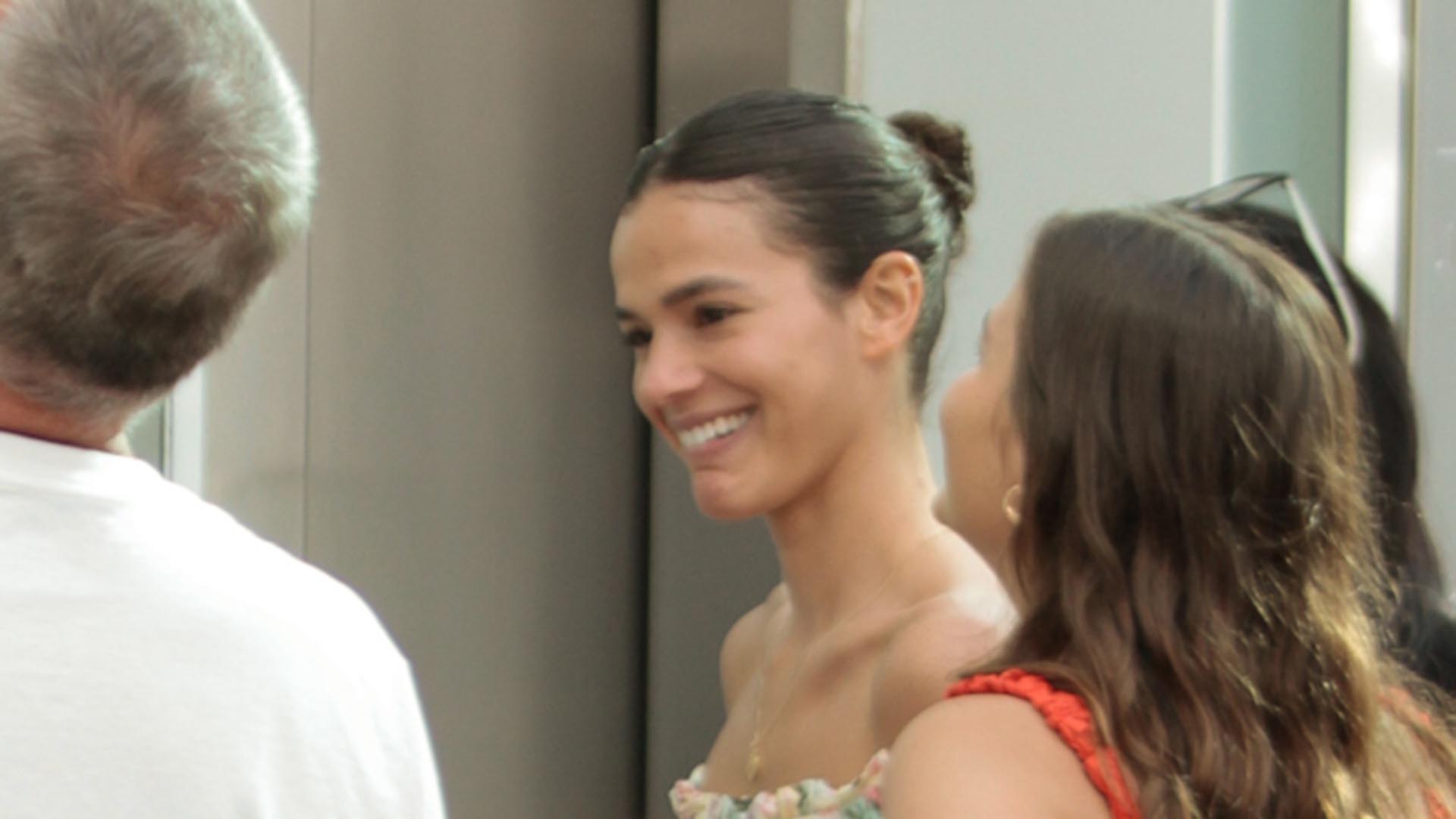 Bruna Marquezine faz rara aparição com os pais e a irmã em shopping