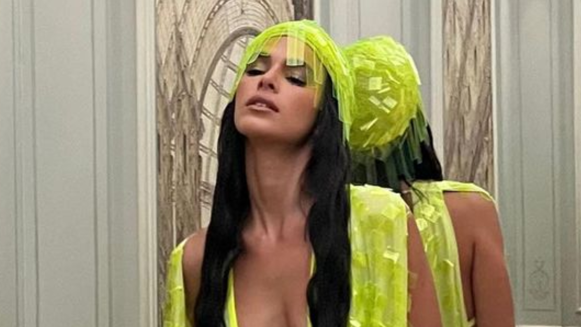 Bruna Marquezine aposta em look arrasador e decotado em Milão: ”Monumento”