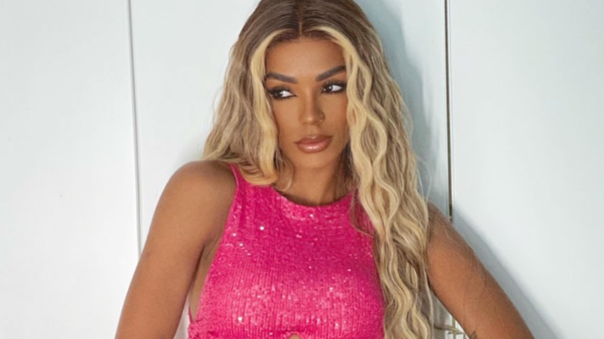 Brunna Gonçalves deixa barriguinha de fora ao posar com look colorido: “Musa”