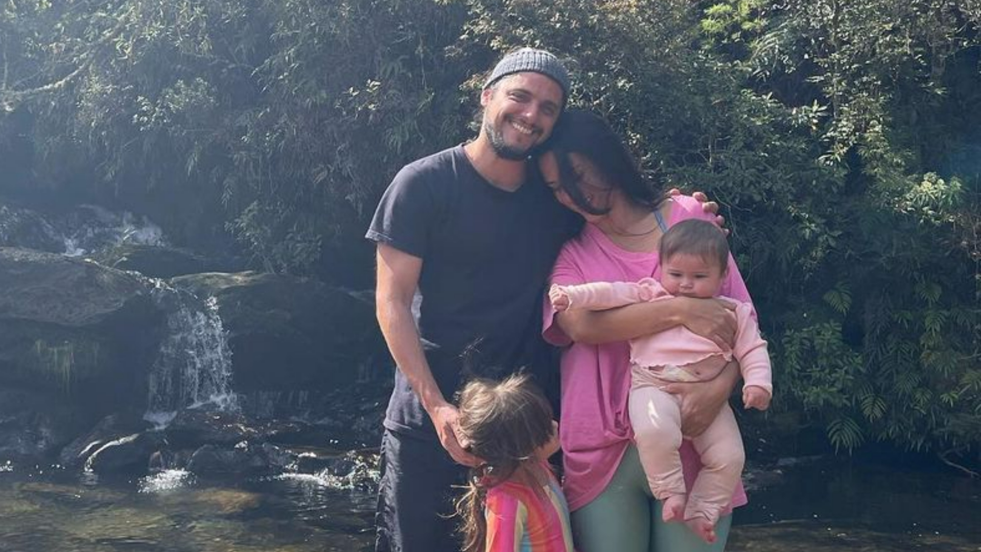 Bruno Gissoni curte momento carinhoso em família em meio a natureza