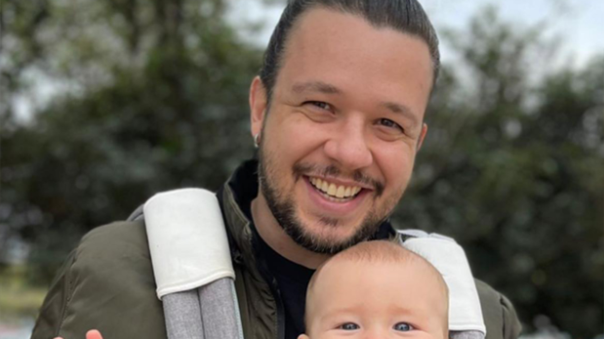 Filho de Bruno, do KLB, exibe sorrisão em fotos com o pai