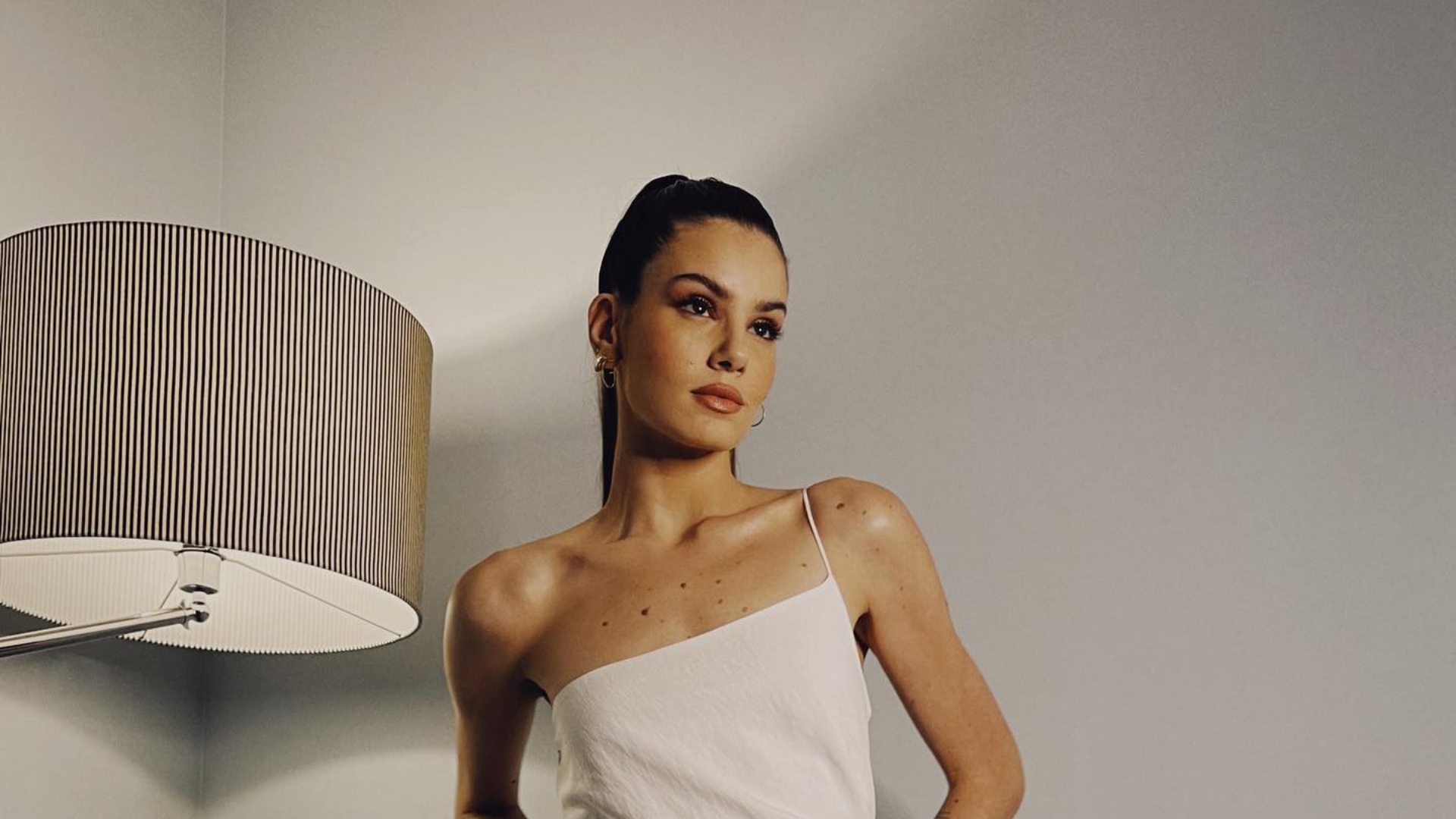 Camila Queiroz brilha em vestido branco com fenda até o limite: ”Absurdo de linda”