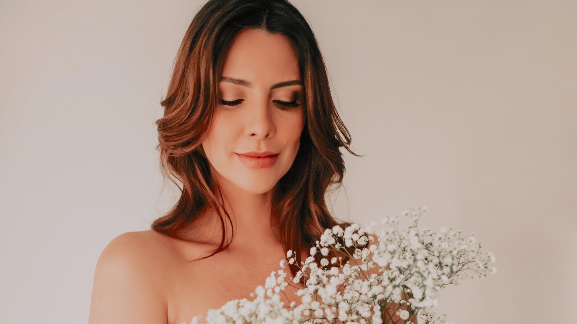 Na reta final da gestação, Camila Rodrigues exibe barrigão e faz pedido: “Peço que passe devagar”