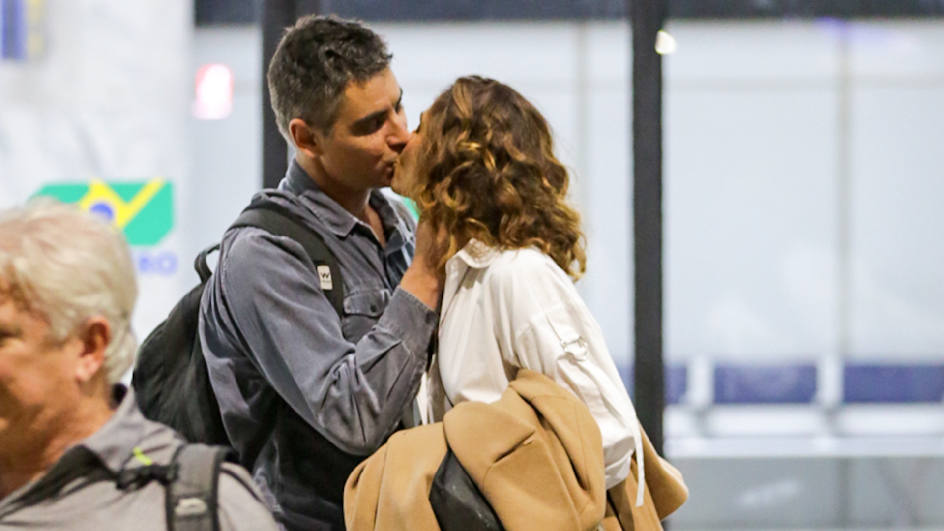 Camila Pitanga é vista aos beijos com o namorado em aeroporto