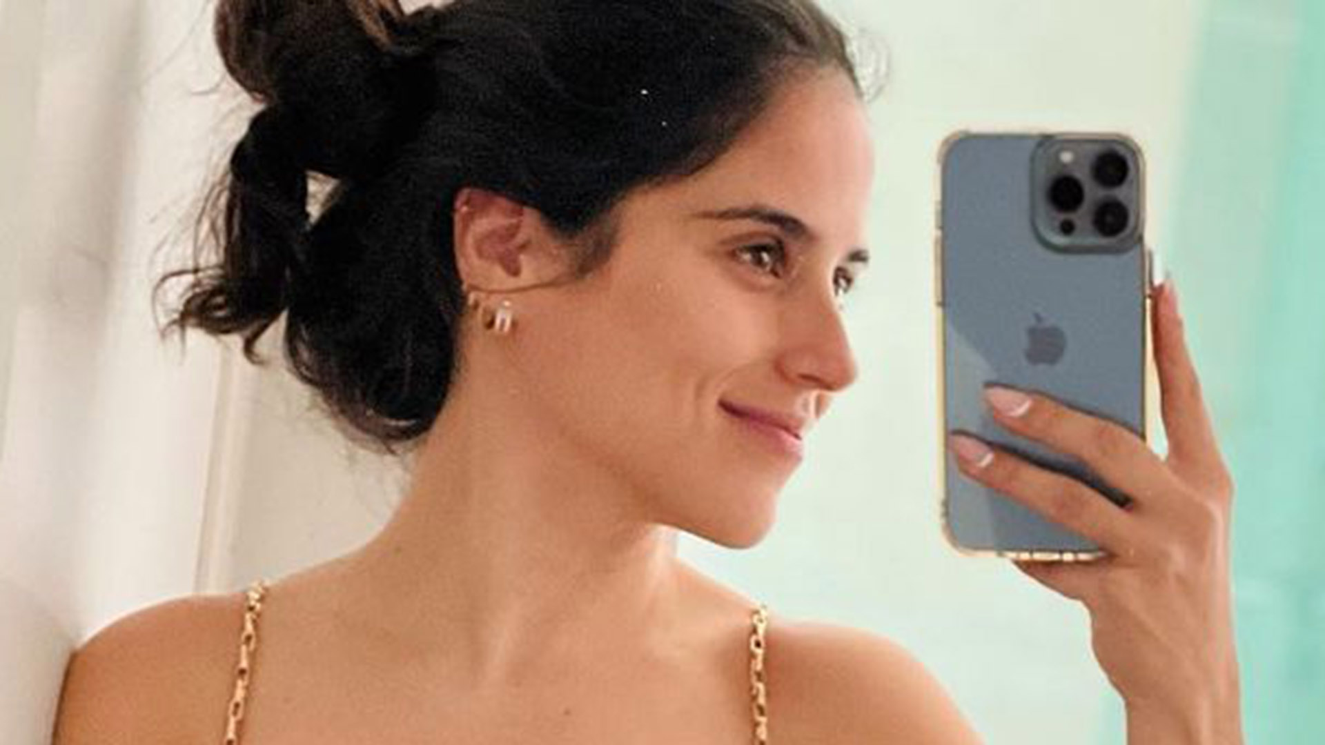 Camilla Camargo mostra detalhe da obra em sua casa