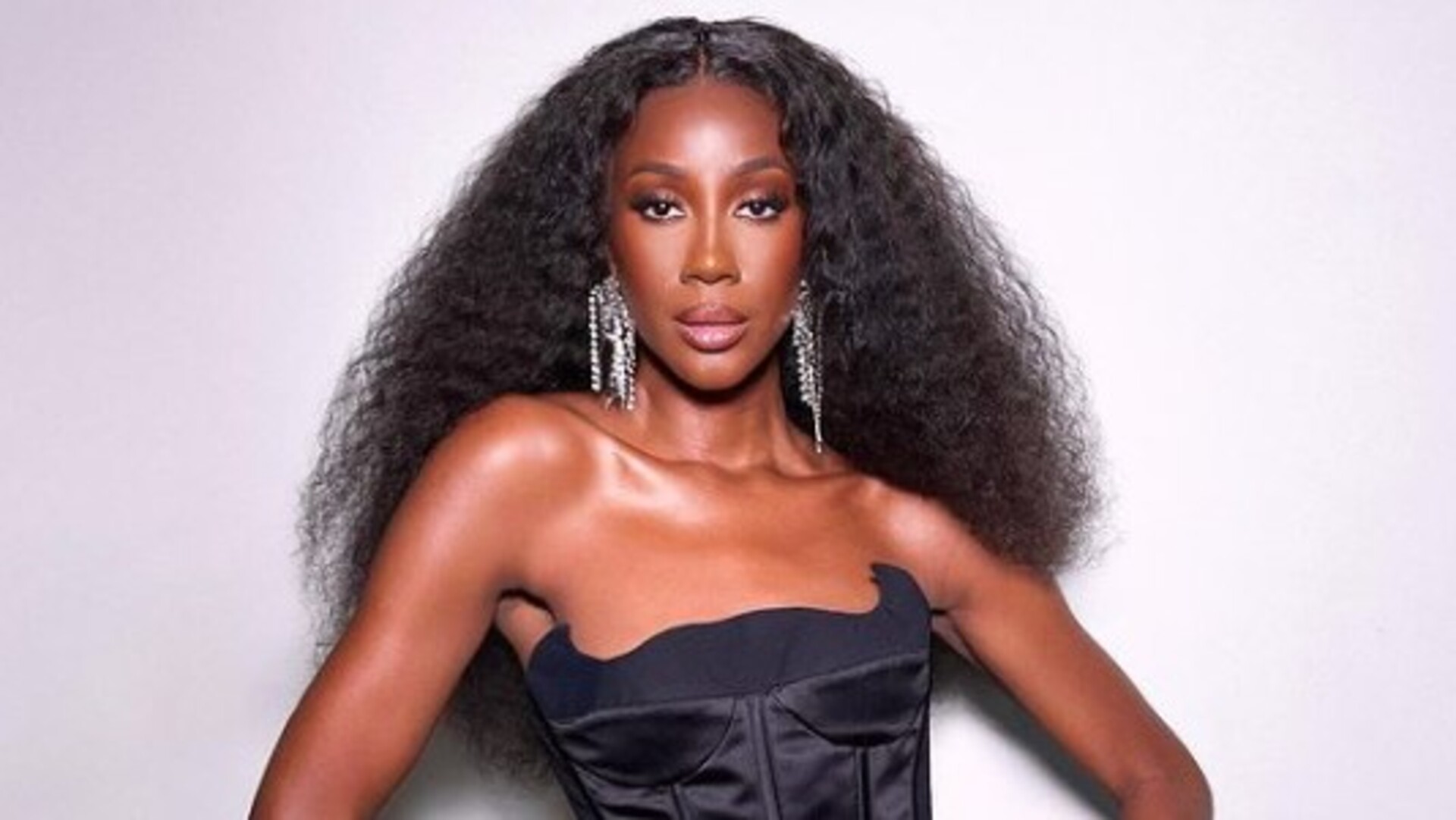 Camilla de Lucas esbanja beleza em look para pré-estreia de filme de Viola Davis