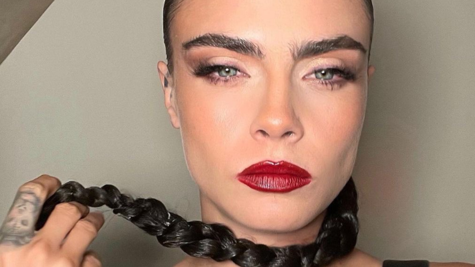 Cara Delevingne se pronuncia pela primeira vez após ser vista desorientada