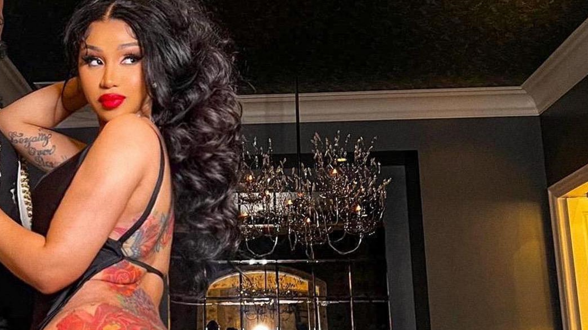 Sem nada por baixo, Cardi B mostra bumbum GG ao abaixar vestidinho: ”Quente”