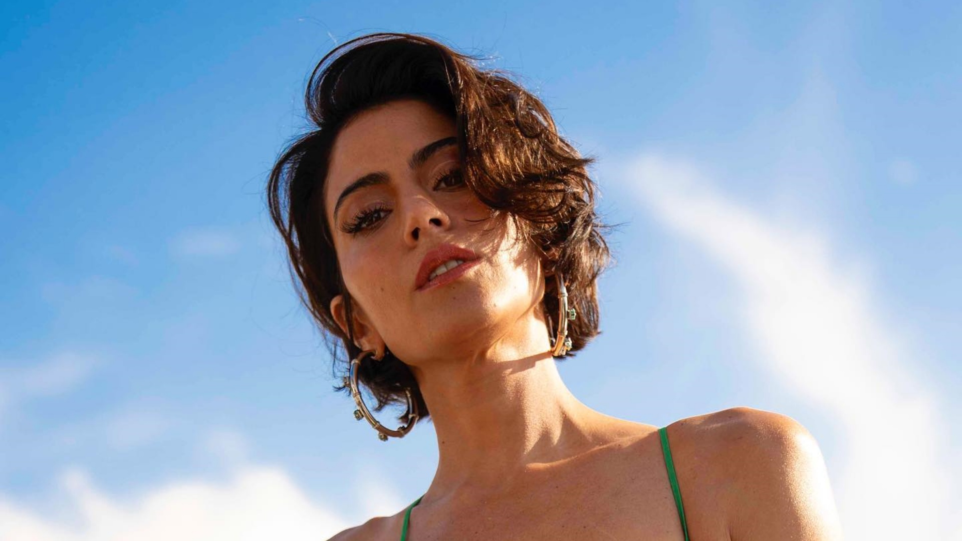 De visual novo, Carol Castro aposta em vestido com fenda até o limite: ”Gata”