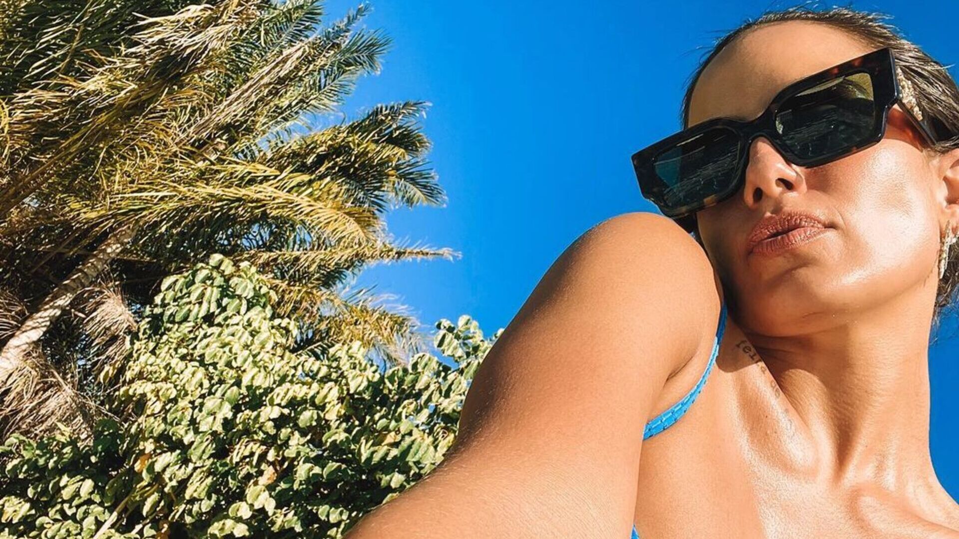 De biquíni, Carol Peixinho exibe corpaço bronzeado em selfies: ”Gata solar”