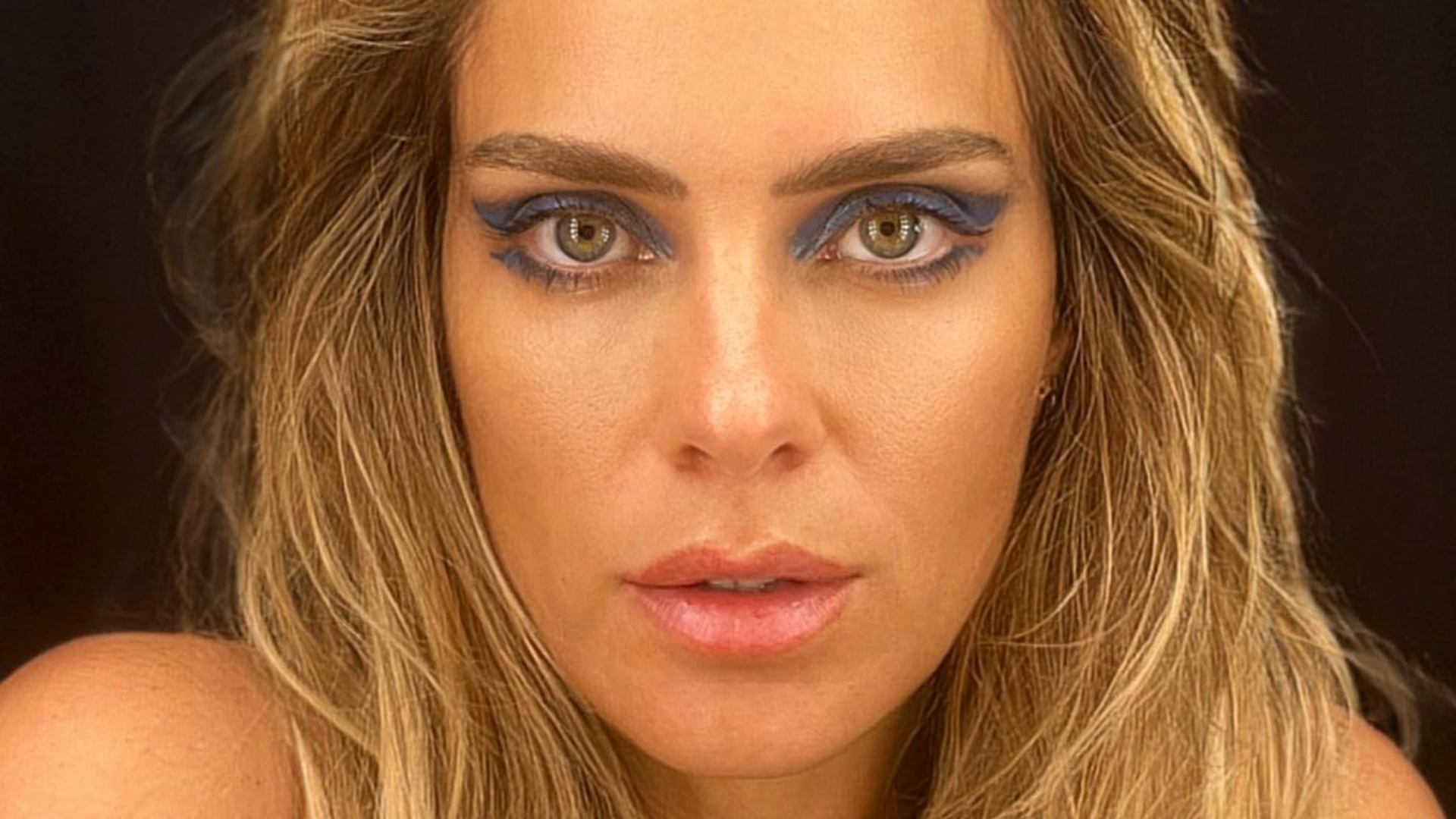 Sem nada por baixo, Carolina Dieckmann faz caras e bocas em cliques no camarim: ”Deusa”
