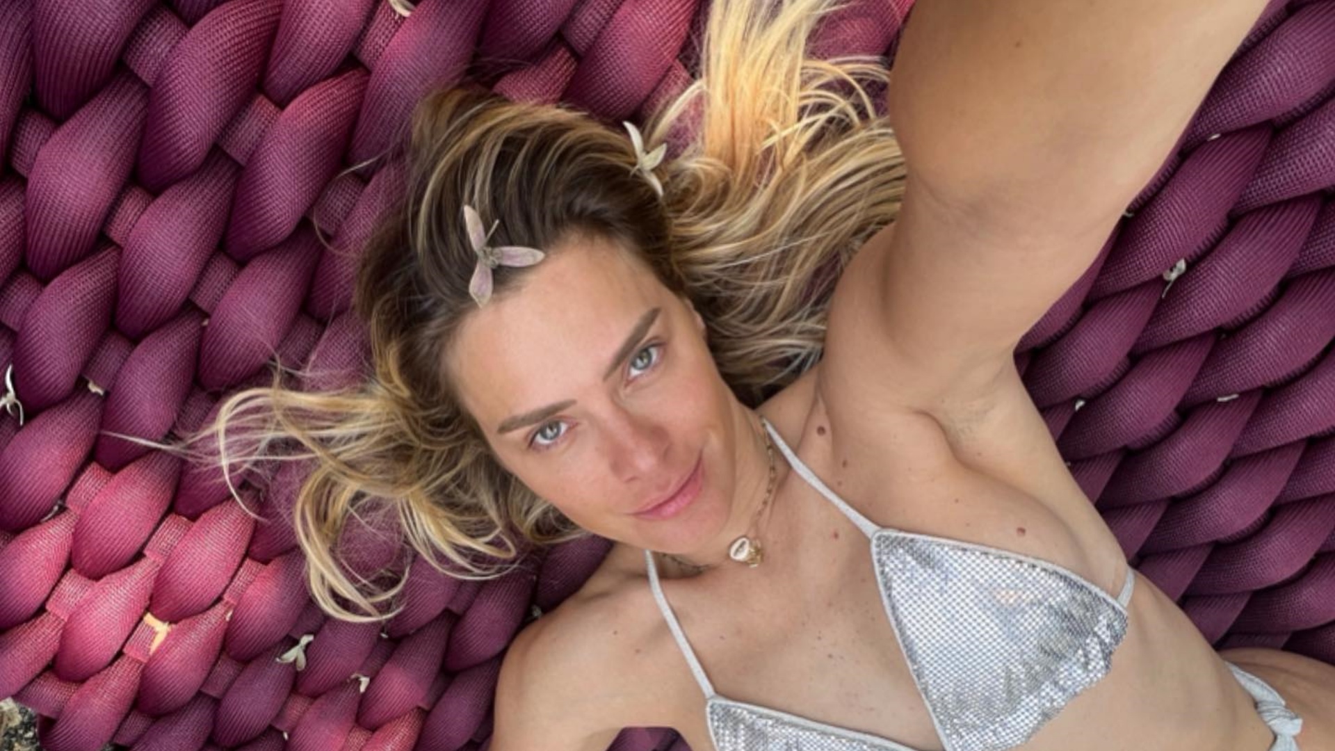De biquíni, Carolina Dieckmann exibe corpão escultural deitada em boia colorida: ”Uau”