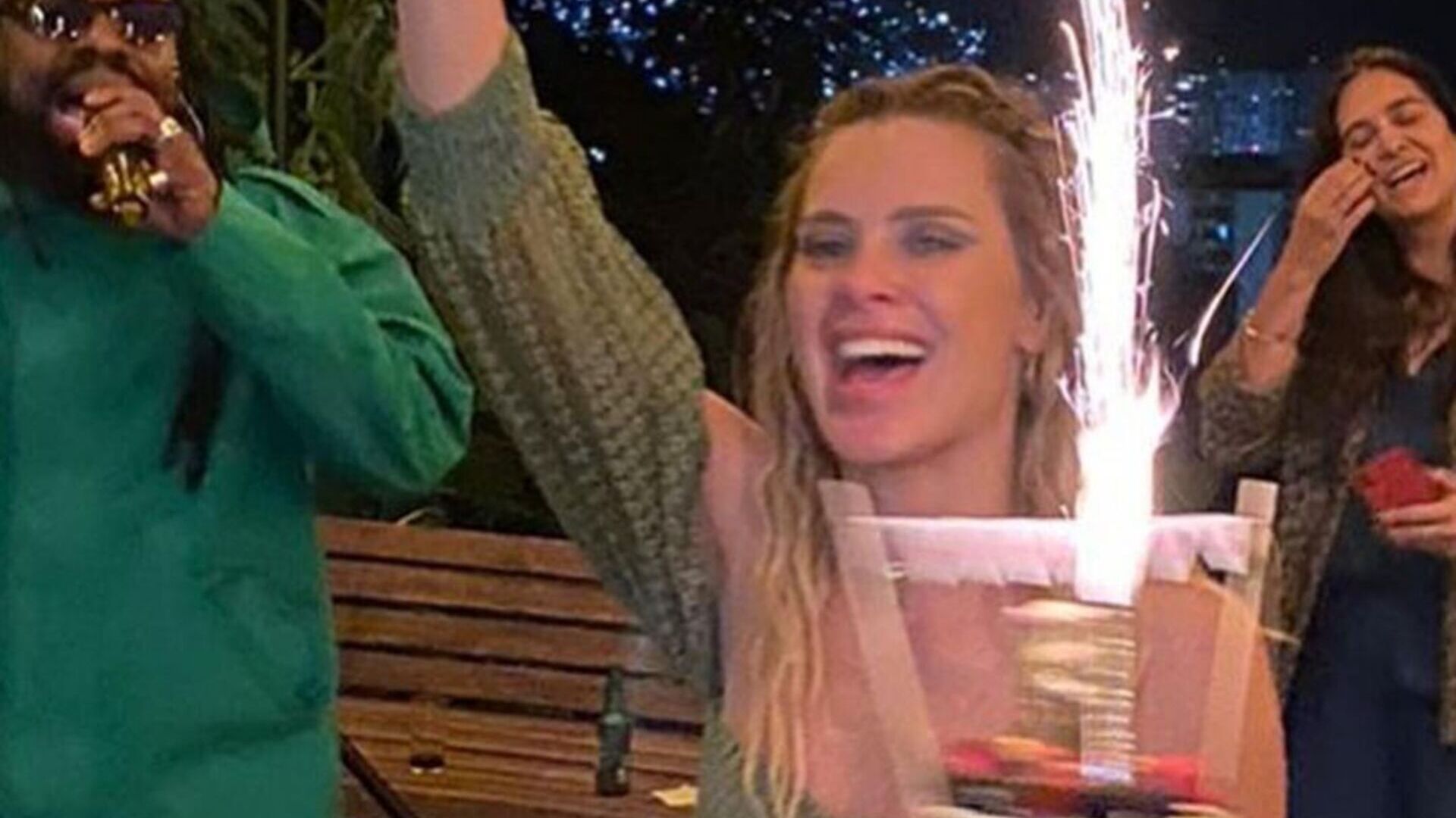 Após anos sem comemorar o aniversário, Carolina Dieckmann consegue fazer festa: ”Data mais difícil”