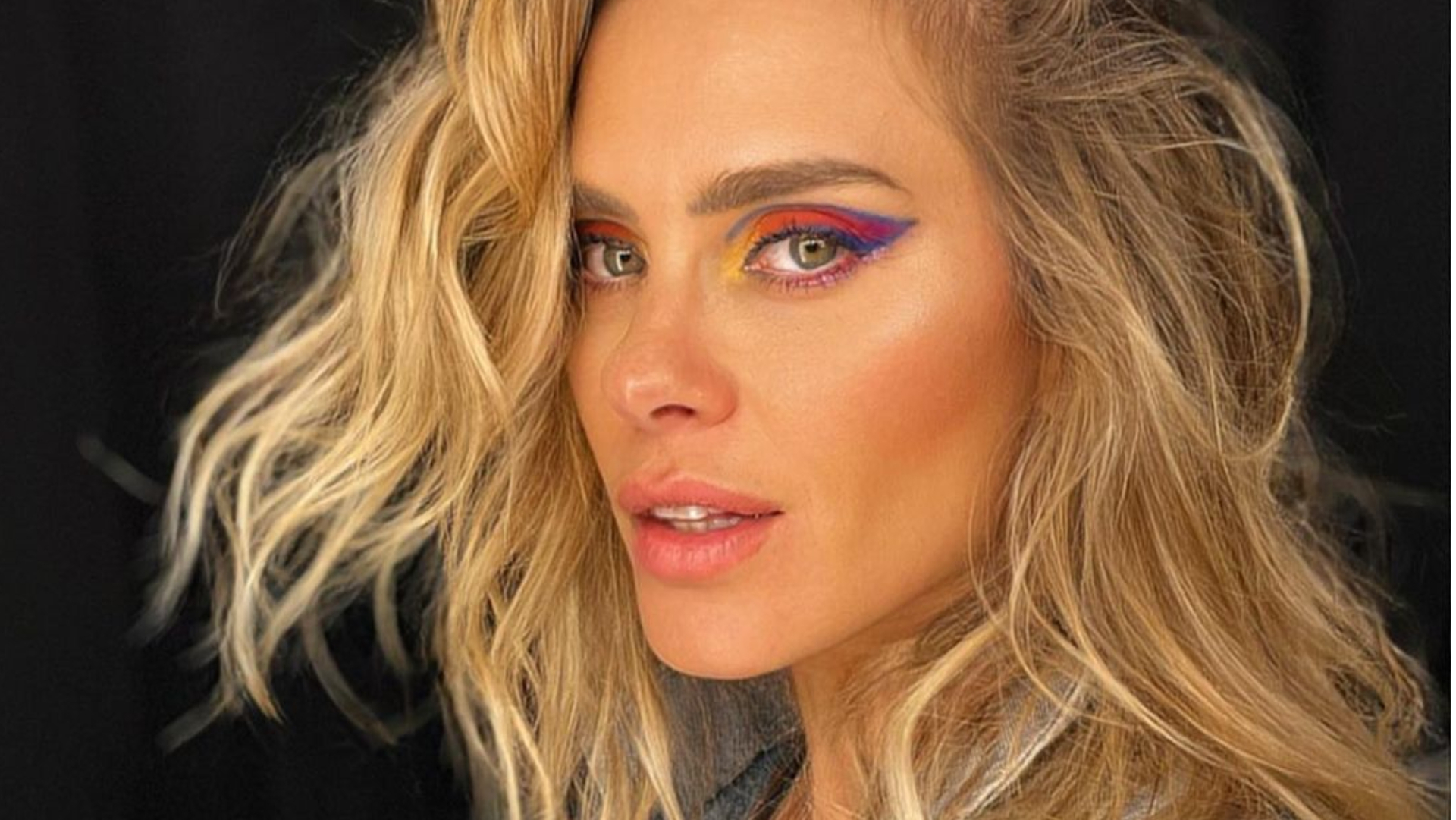 De blusa aberta, Carolina Dieckmann sensualiza com produção arrasadora: ”Abuso de linda”
