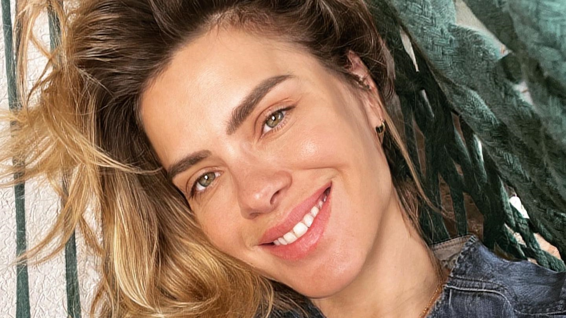 Carolina Dieckmann choca ao mostrar beleza natural em clique: ”Não envelhece nunca?”