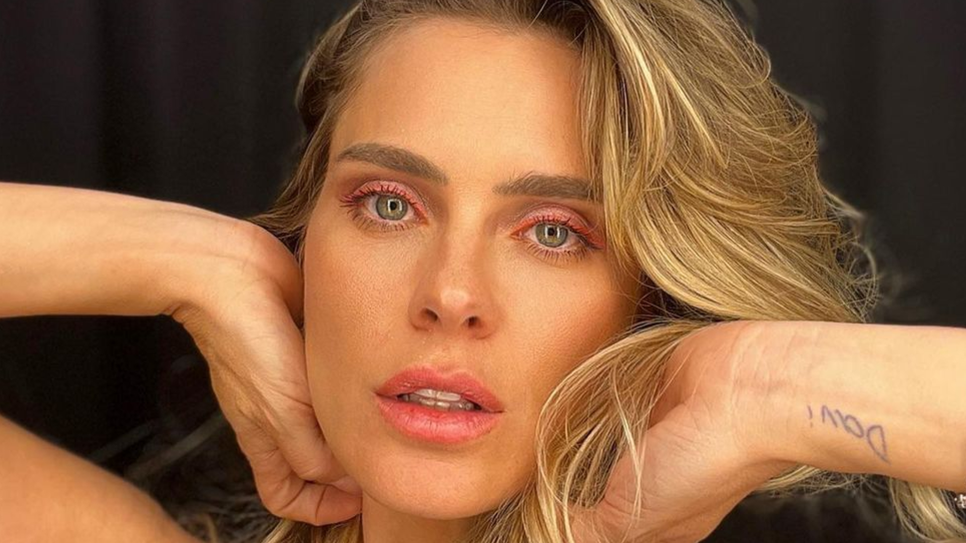 Com blusa sem alça, Carolina Dieckmann dá show de beleza e para tudo: ”Parece uma pintura”
