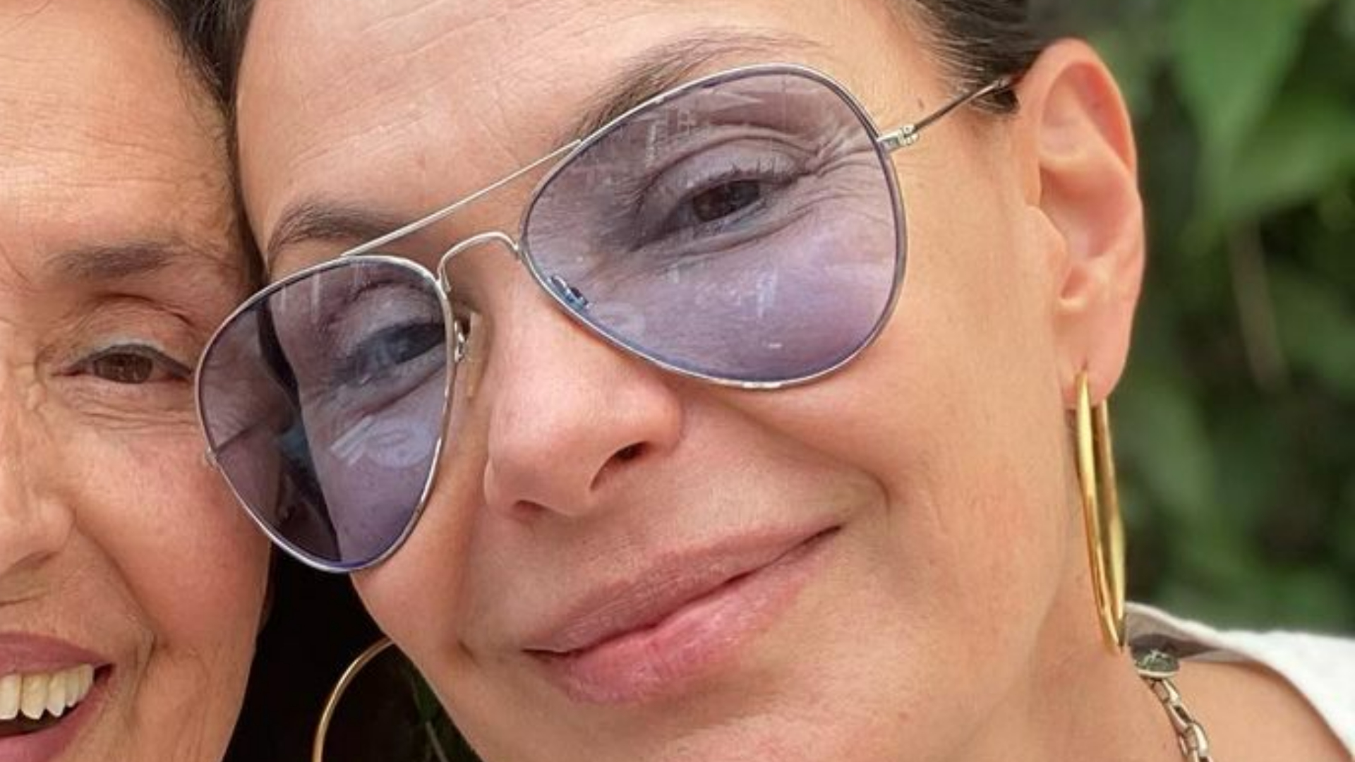 Carolina Ferraz publica foto raríssima ao lado da mãe, Giscelda: ”Juntas pra comemorar a vida!”