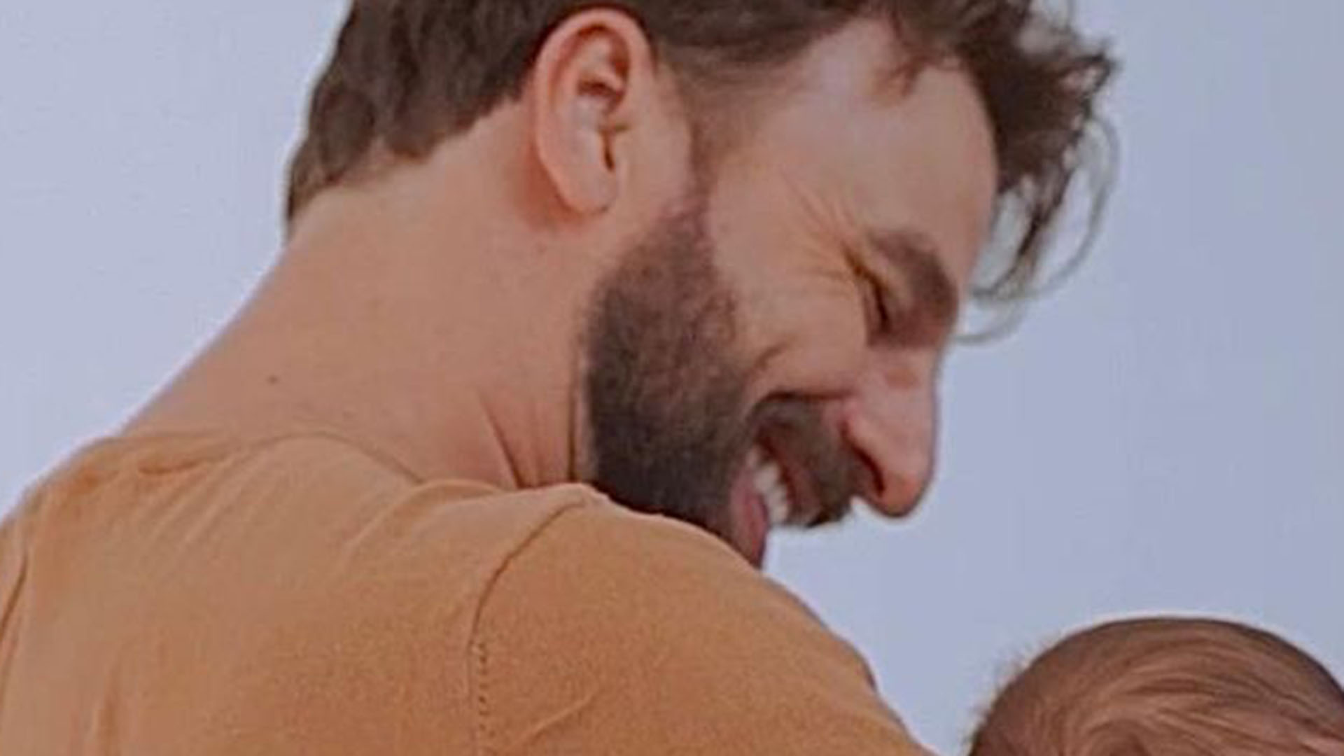 Cássio Reis encanta ao mostrar nova foto com o filho recém-nascido