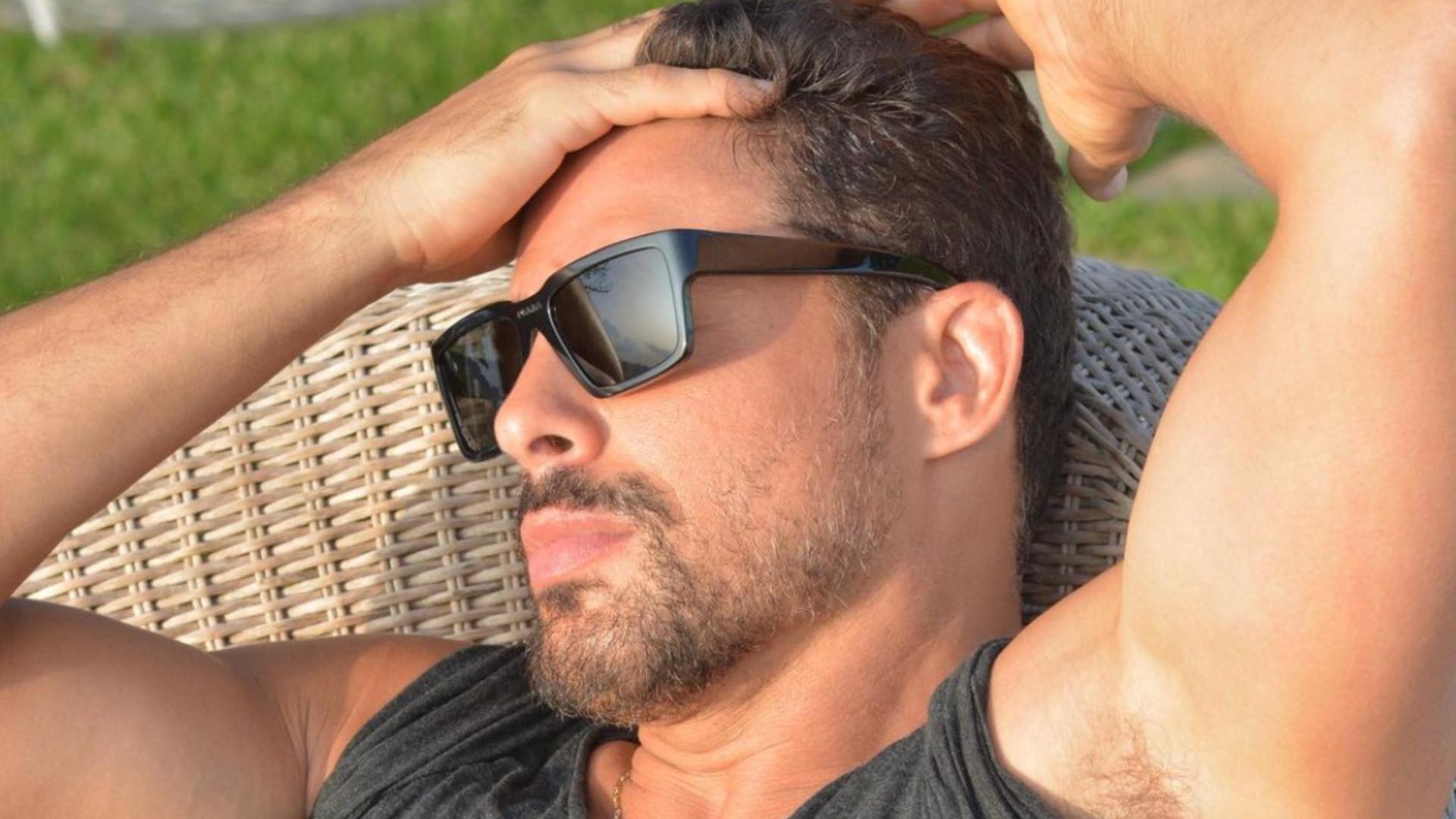 Cauã Reymond exibe braços musculosos em foto e eleva a temperatura da web: “Um gato”