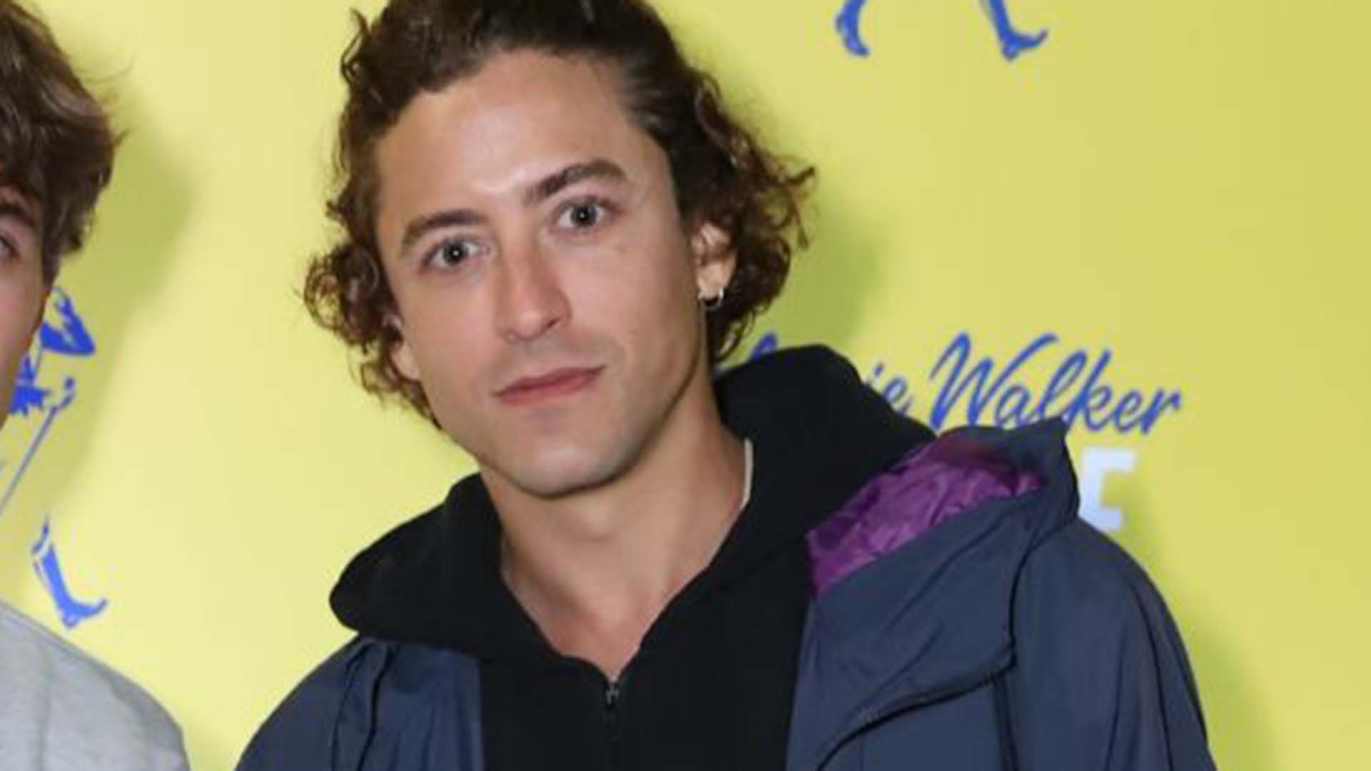 Jesuíta Barbosa leva o suposto affair para evento no Rio de Janeiro