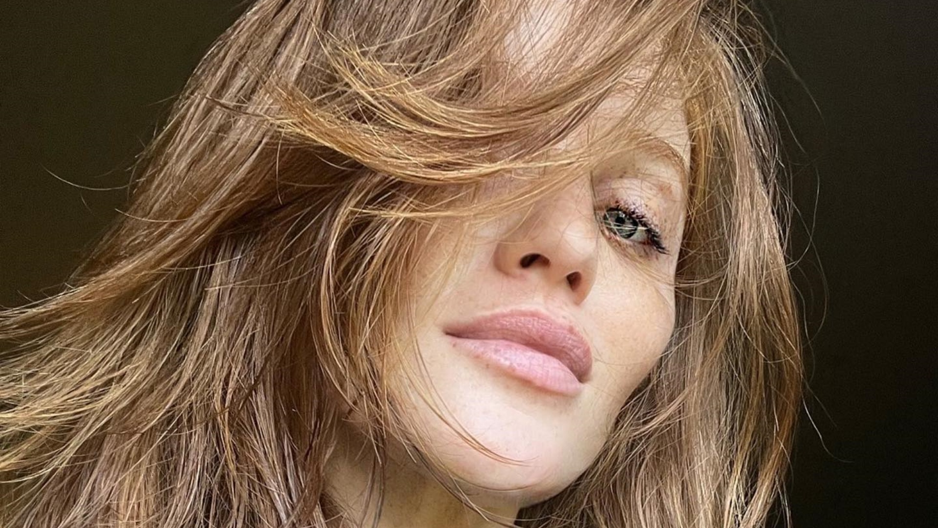 Radicalizou! Cintia Dicker deixa madeixas compridas de lado e revela novo visual: ”Oie”