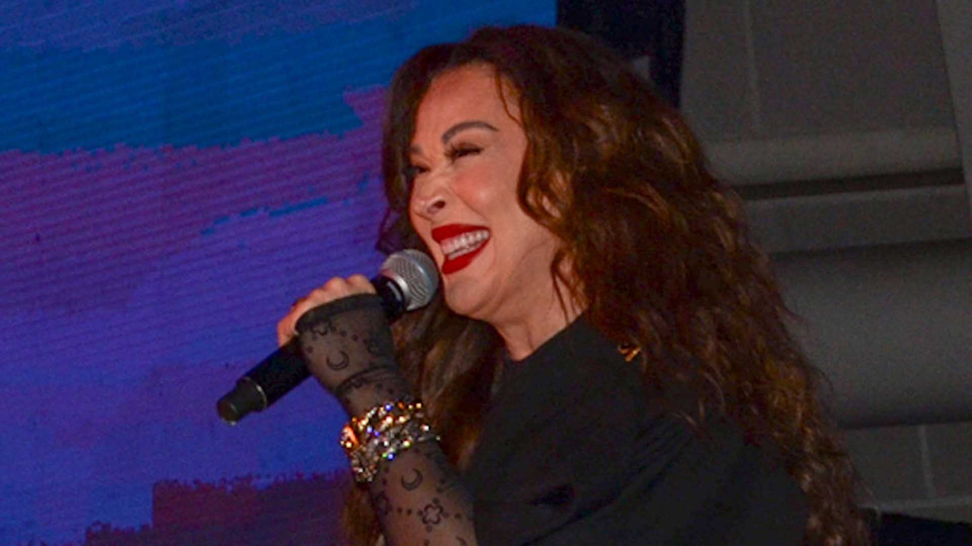 Grávida, Claudia Raia aposta em body ousado e faz carinho na barriga