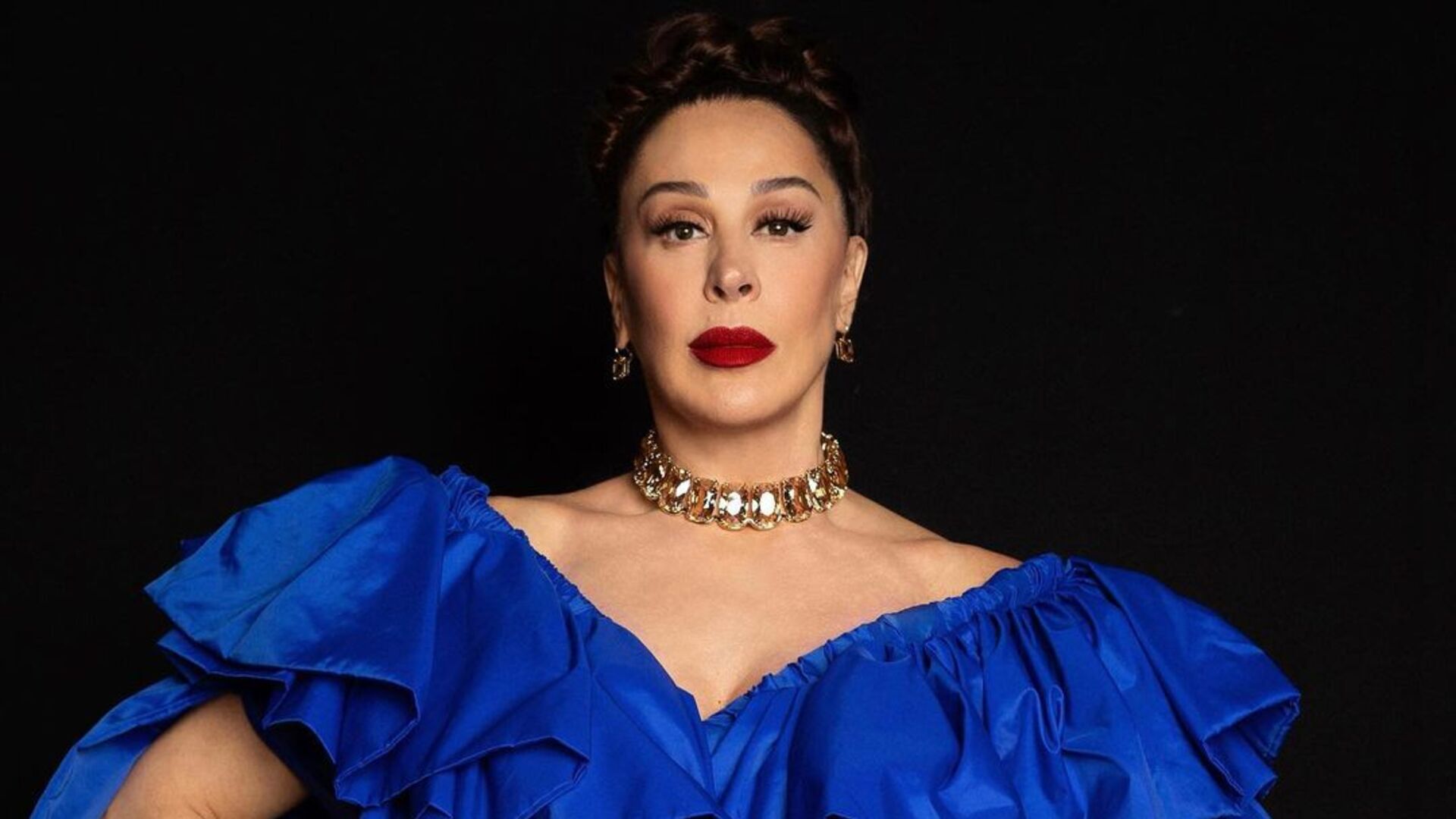 Grávida, Claudia Raia ostenta pernão em vestido com fenda e arrasa: ”A mãe tá on”