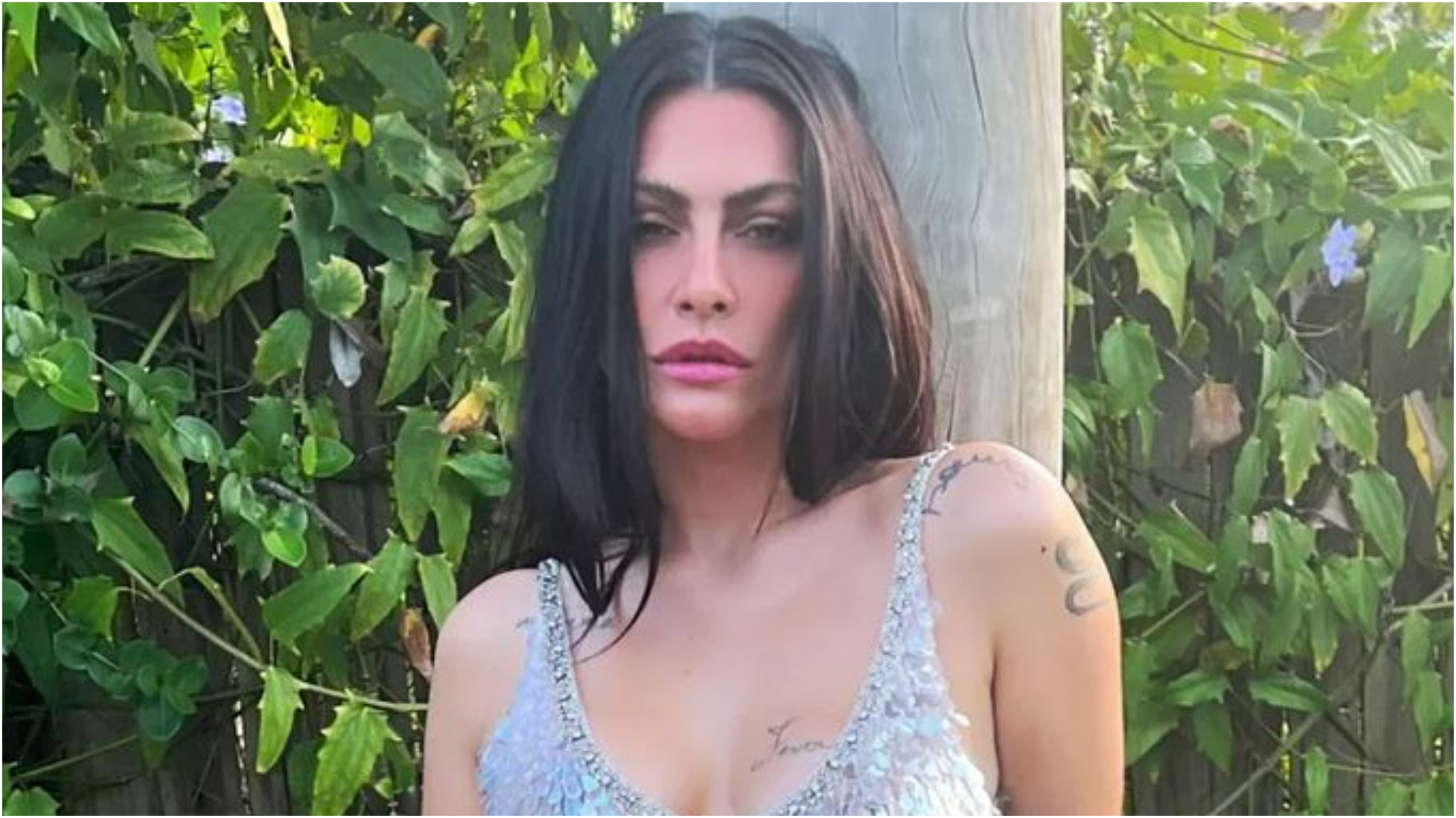 Cleo arranca suspiros da web ao exibir seus pernões com vestido prateado curtinho: ”Deusa!”