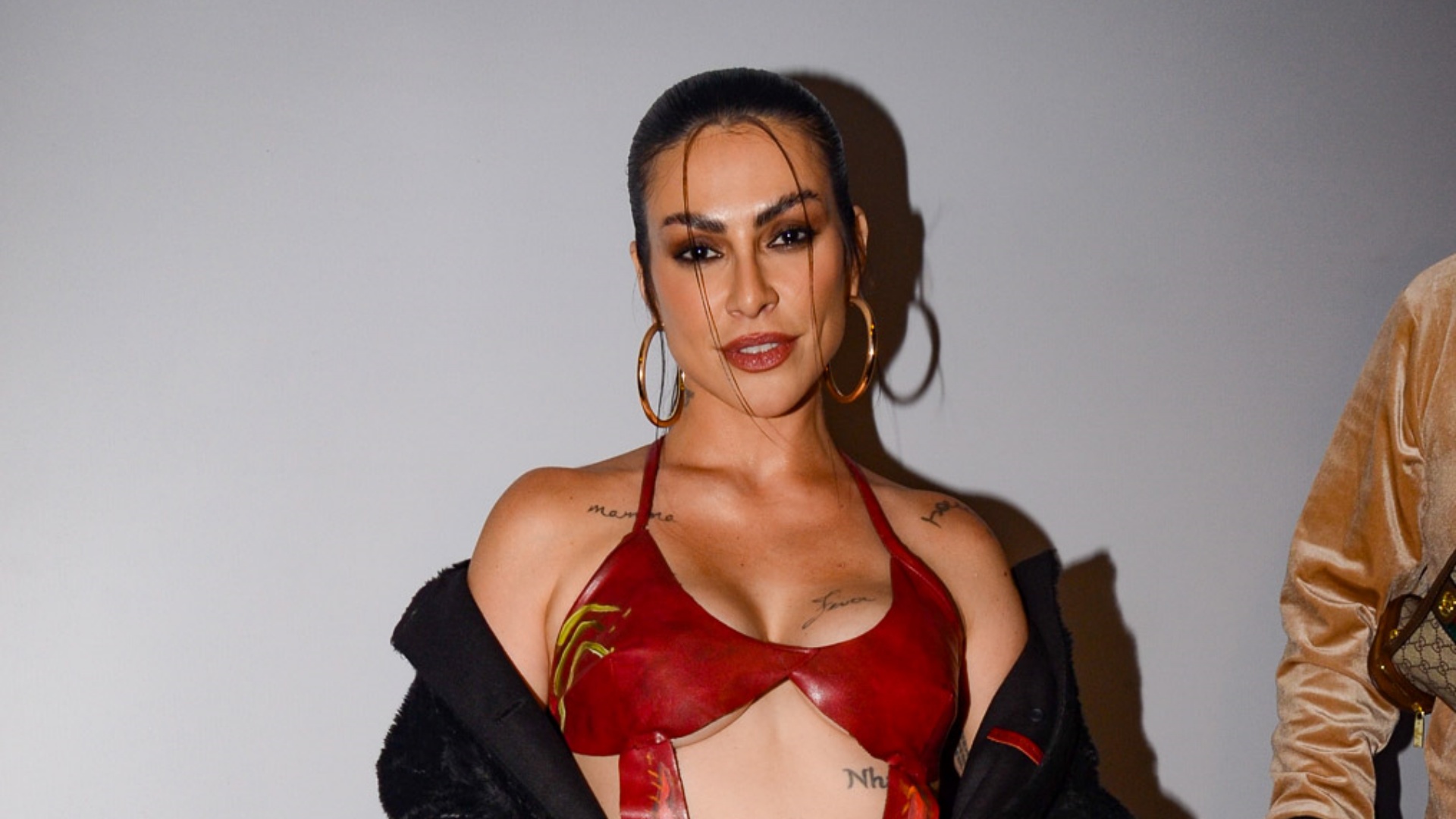 Cleo não poupa sensualidade em vestido vermelho de couro com recortes