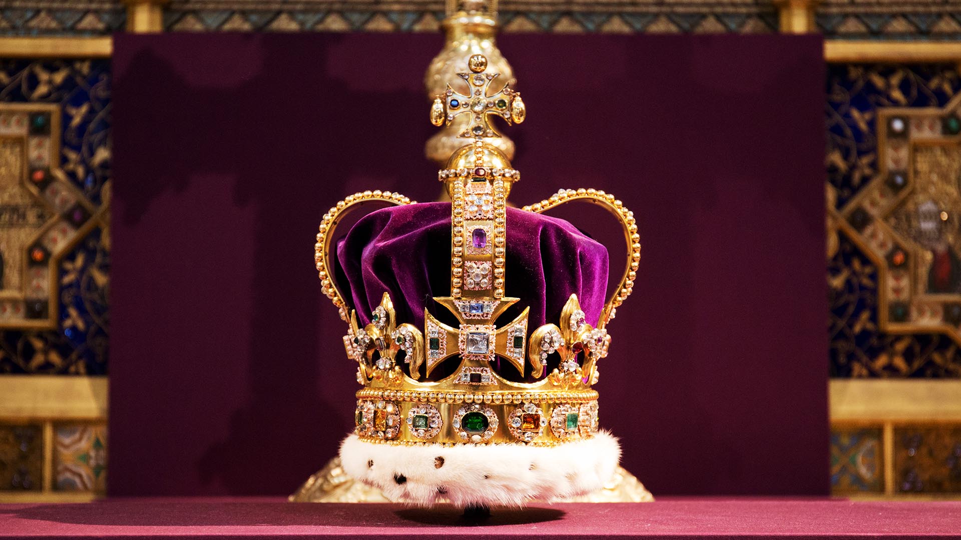Rei Charles III: saiba curiosidades sobre a coroa que ele vai usar