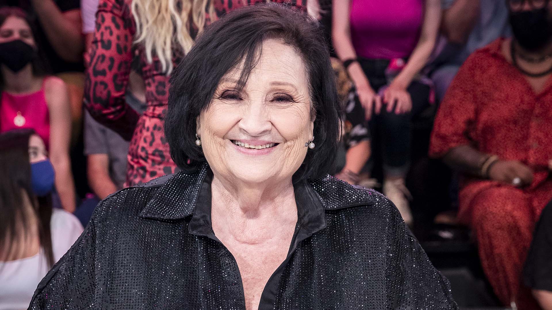 Dona Déa, mãe de Paulo Gustavo, xaveca Gabriel Sater durante programa
