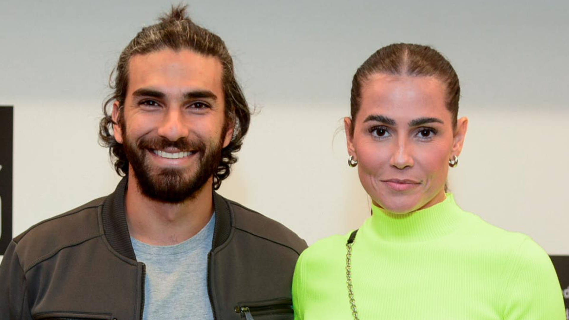 Com blusa curta, Deborah Secco exibe abdômen sarado no teatro ao lado do marido