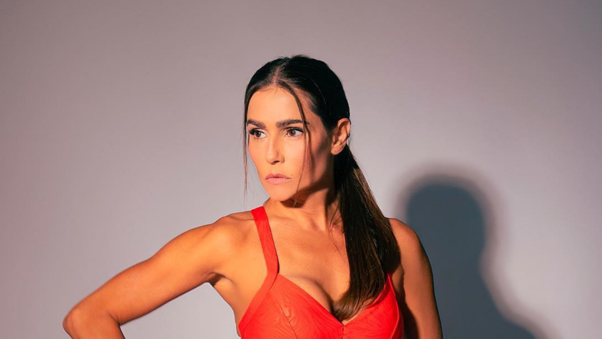 Malhada, Deborah Secco choca ao posar com top e calça de academia calada no corpão